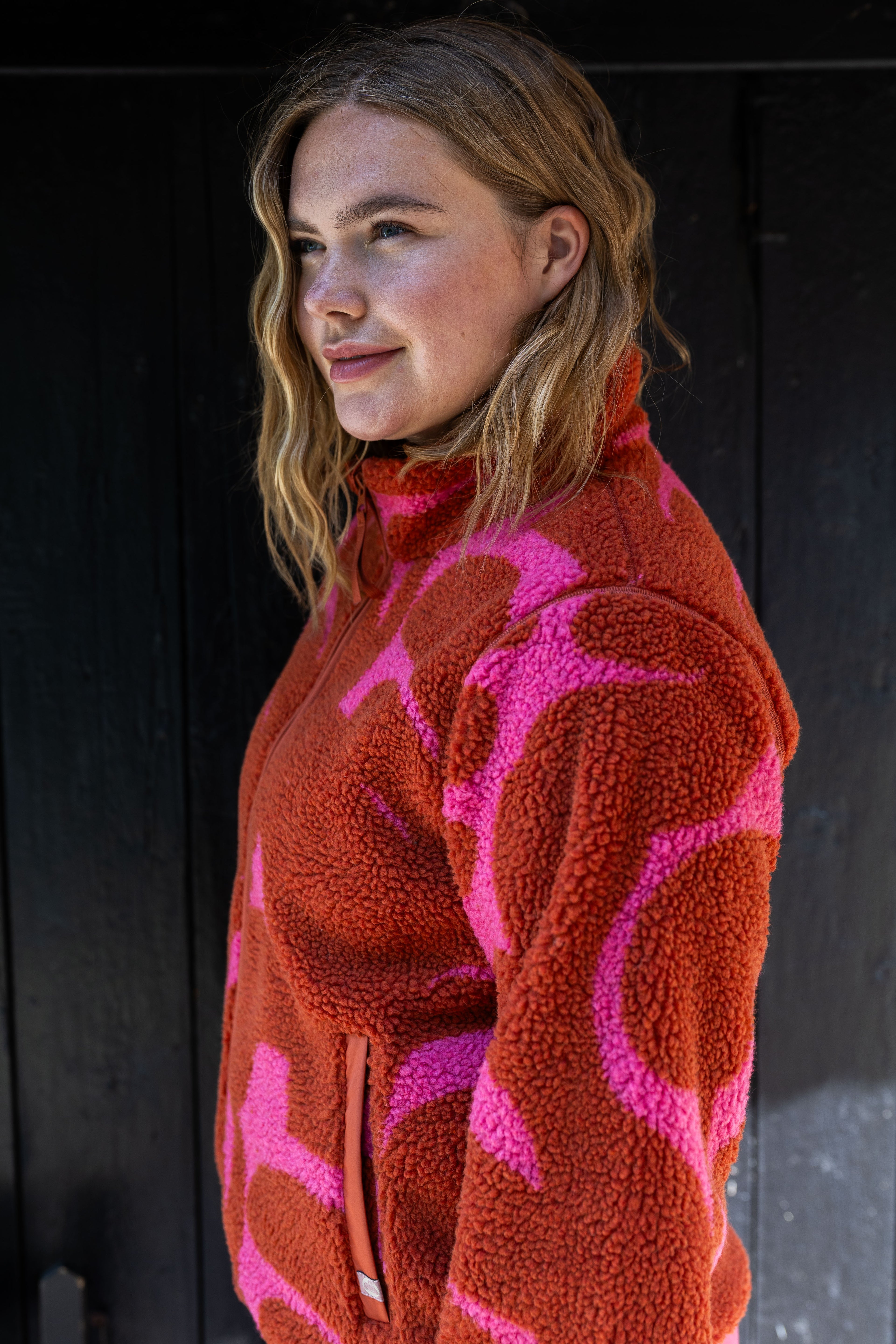 Lækker mønstret fleecejakke i lyserød og brændt rød til kvinder