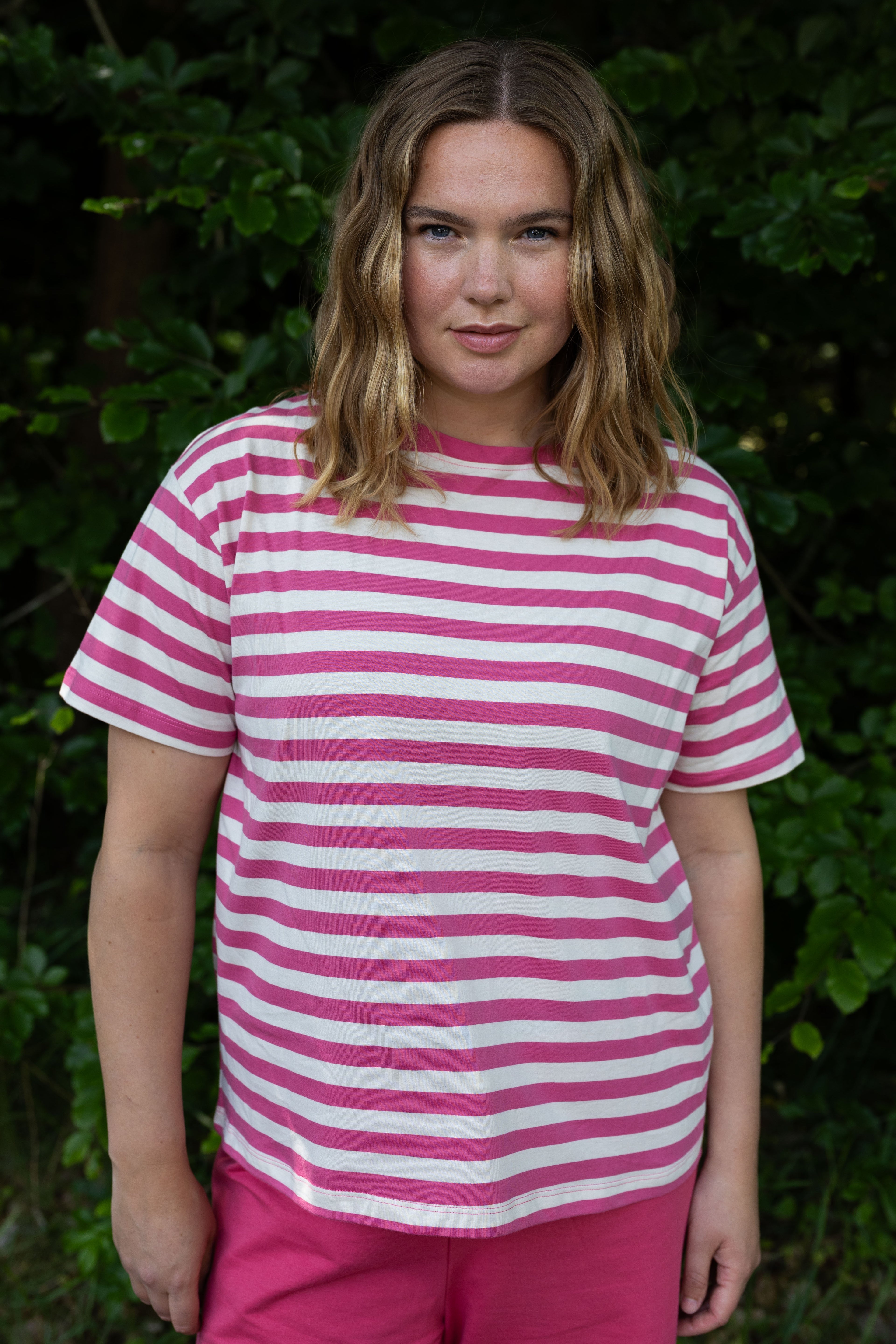 Fin boxy t-shirt med rund hals og striber i beige og pink til kvinder