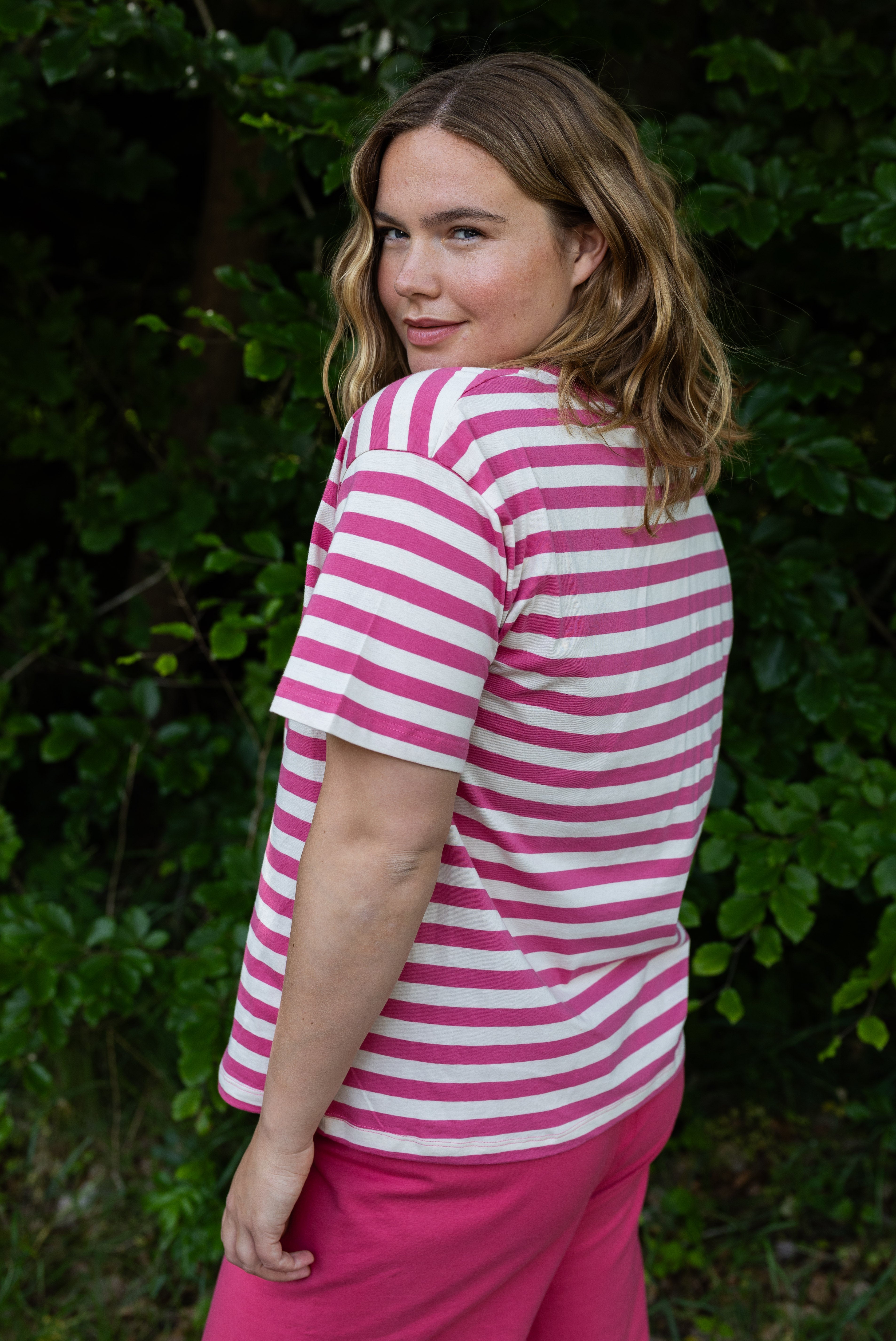 Fin boxy t-shirt med rund hals og striber i beige og pink til kvinder