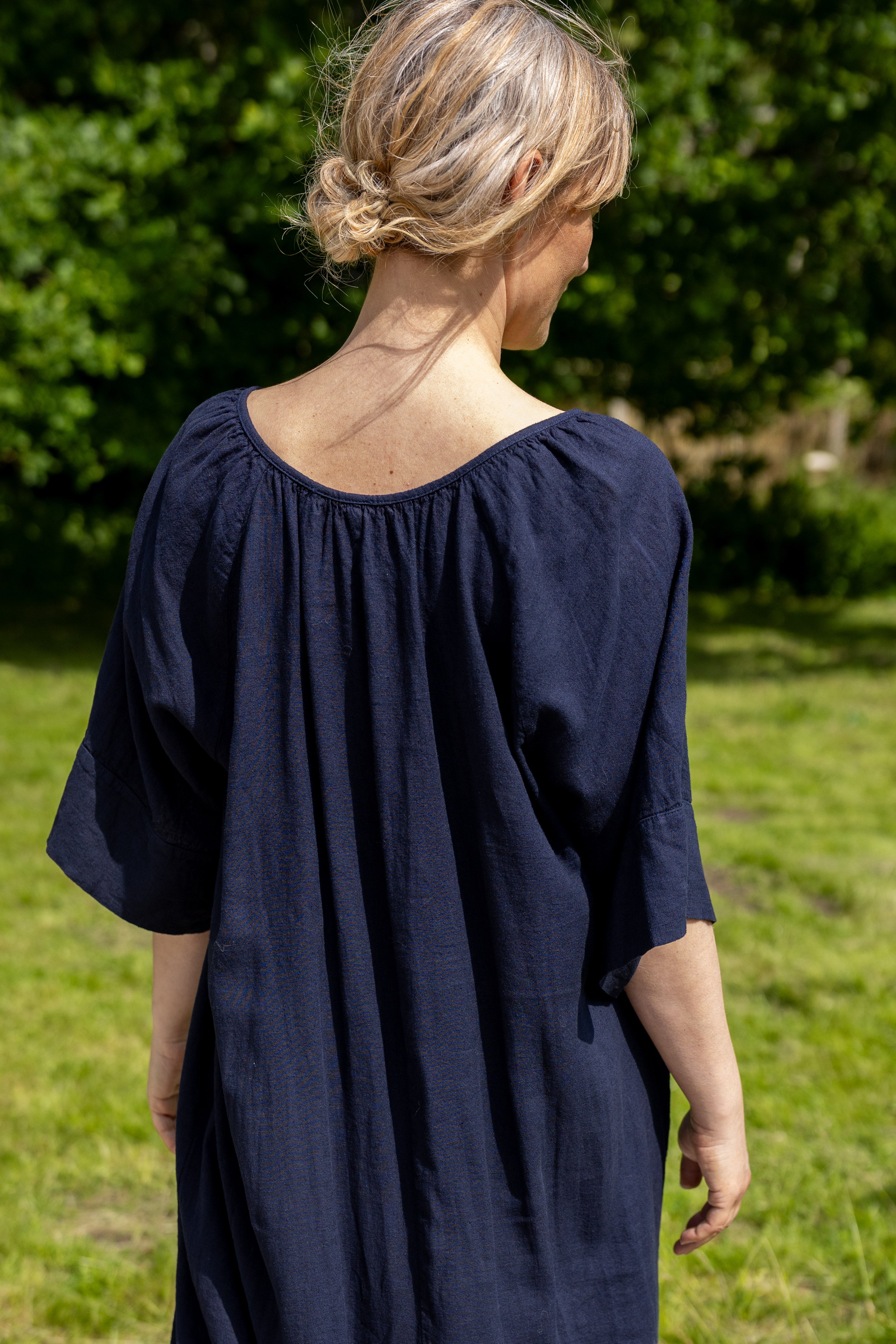 Smart navyblå kjole i lækker hørblanding til kvinder