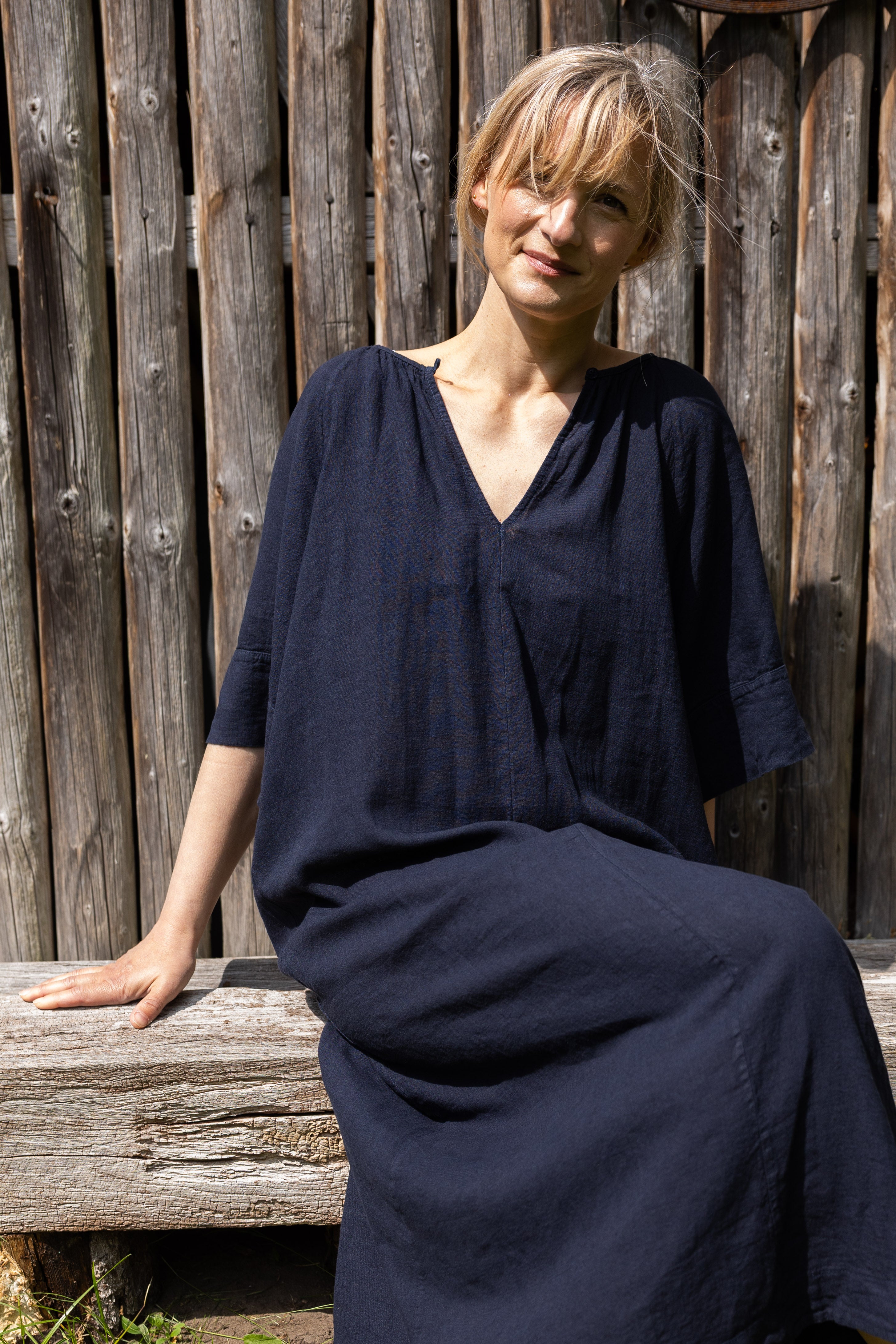 Smart navyblå kjole i lækker hørblanding til kvinder