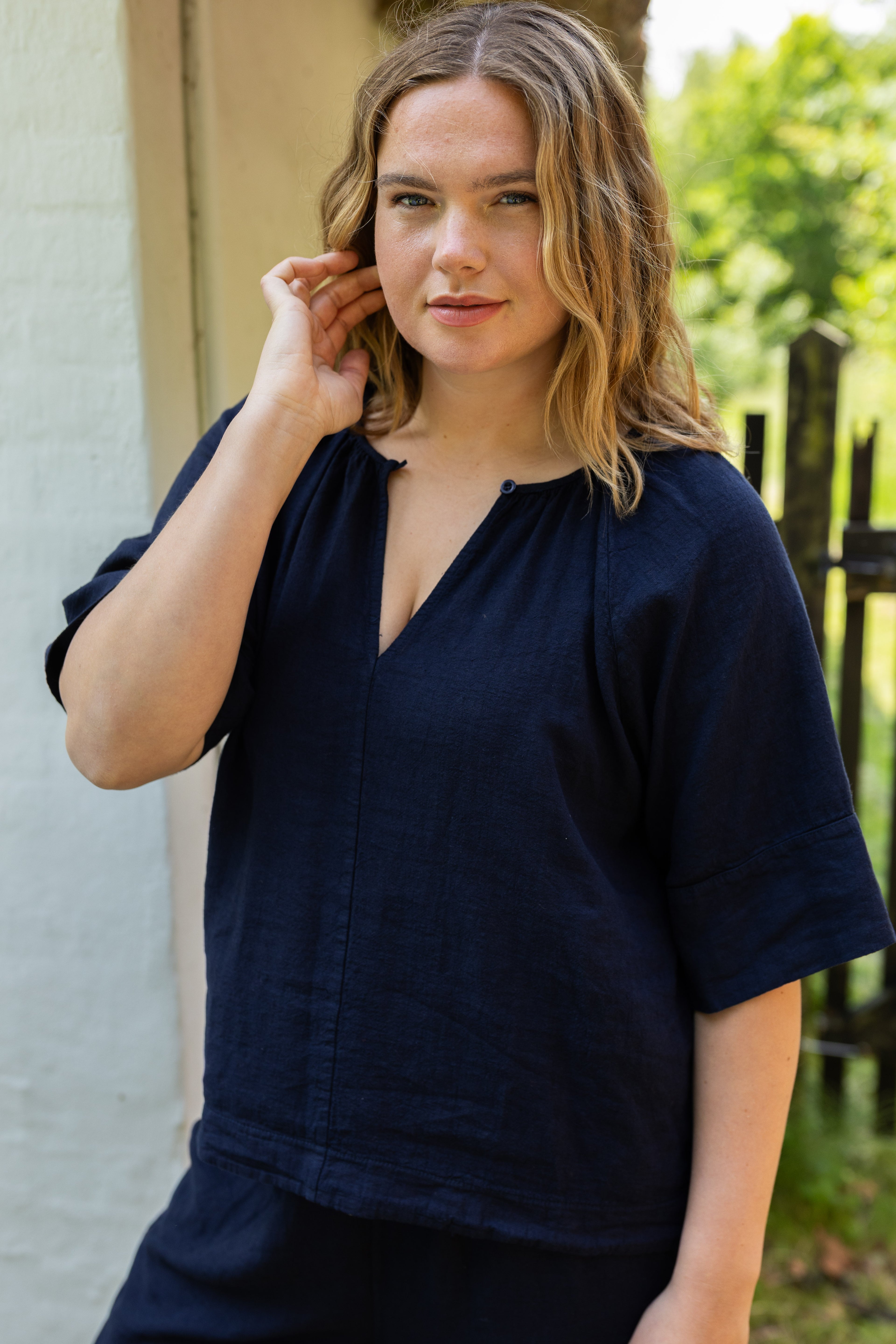 Flot navyblå skjortebluse i lækker hørblanding til kvinder