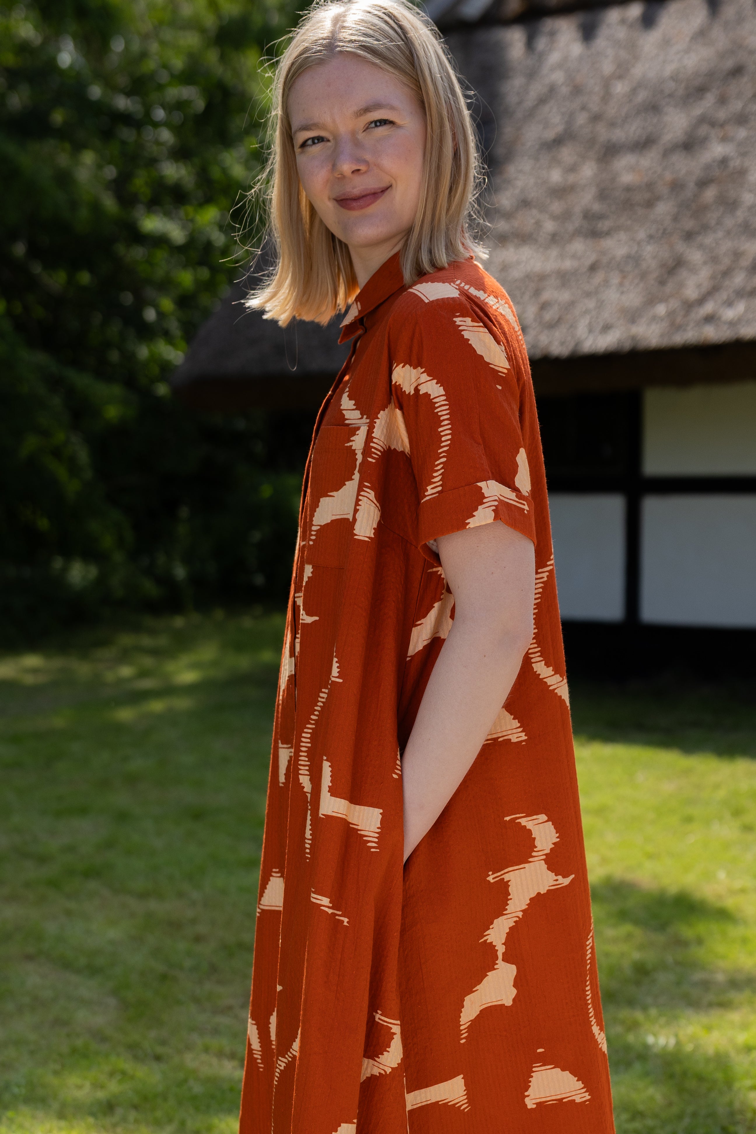 Fin bæk og bølge skjortekjole i orangebrunt og sandfarvet mønster til kvinder