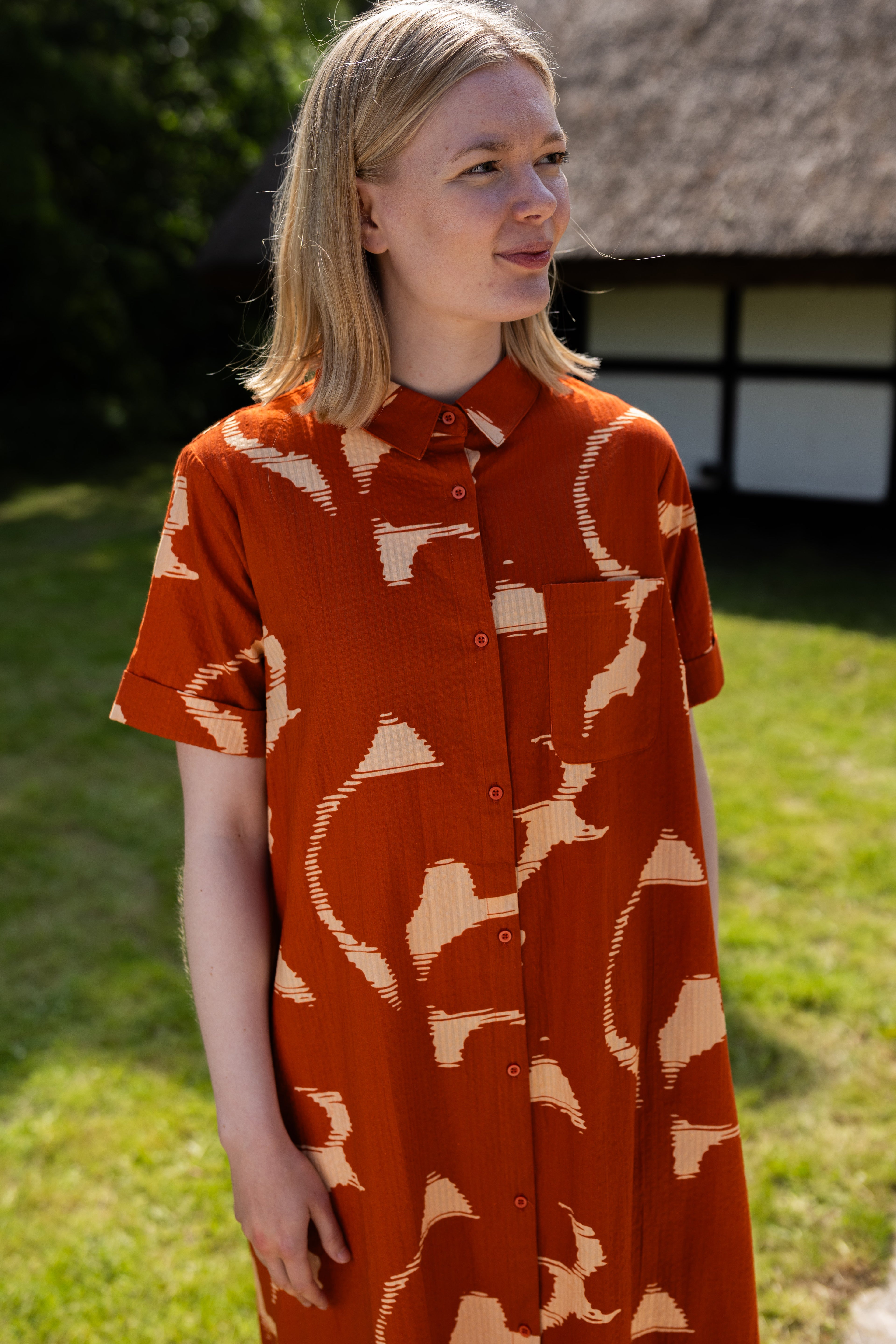 Fin bæk og bølge skjortekjole i orangebrunt og sandfarvet mønster til kvinder