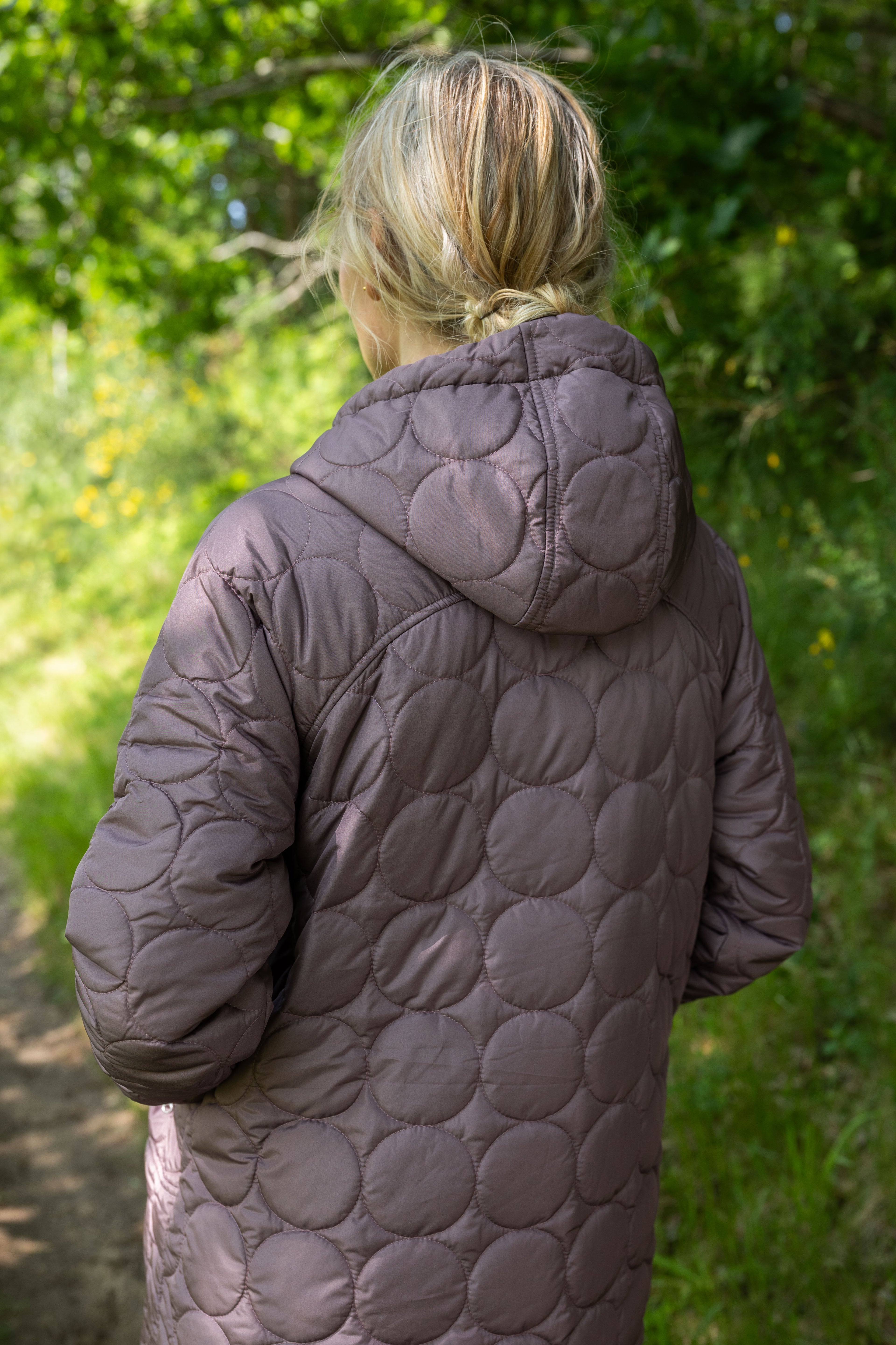 Lang quiltet termojakke i mauve til kvinder