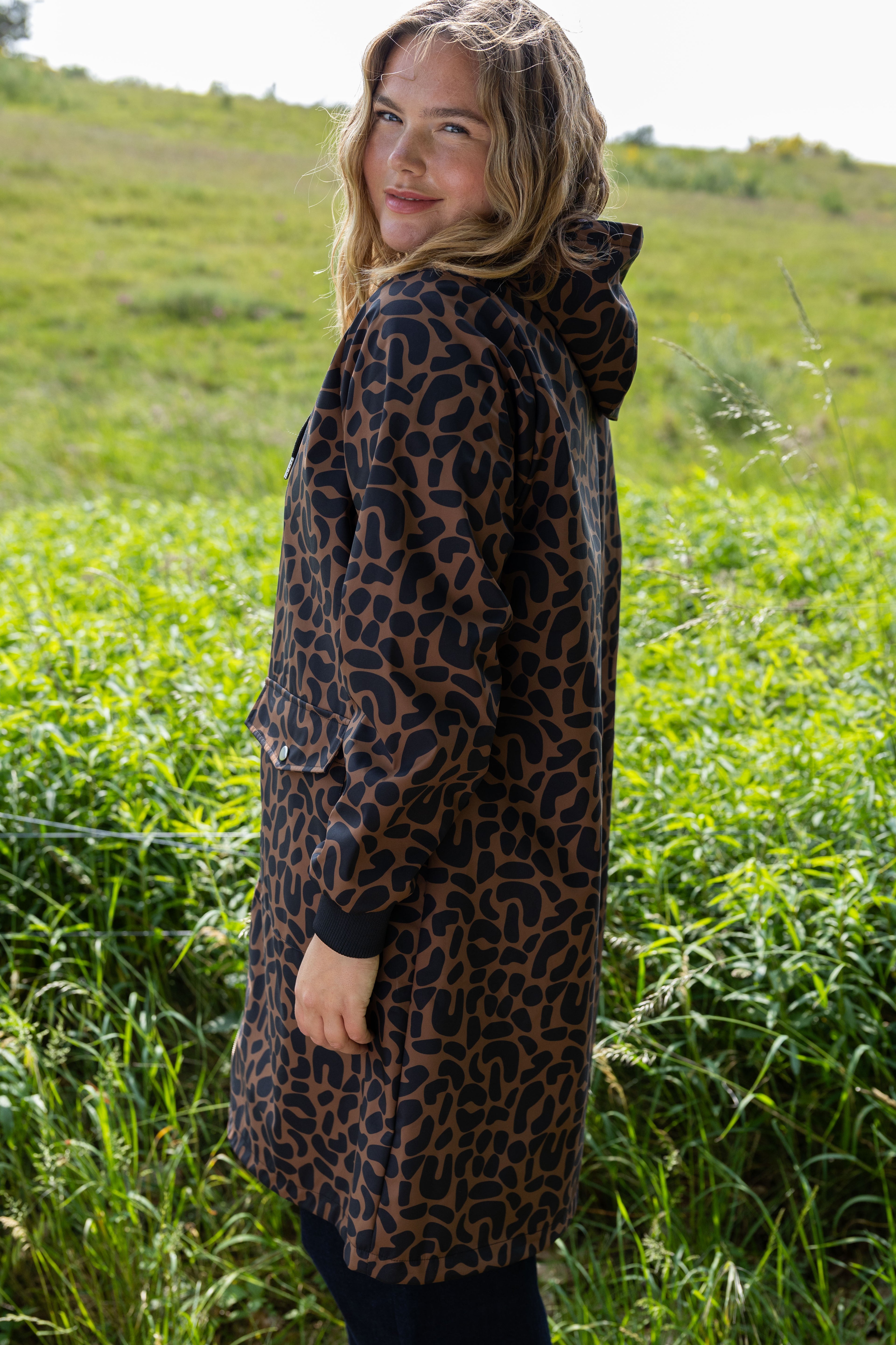 Fin softshelljakke med leopardmønster til kvinder