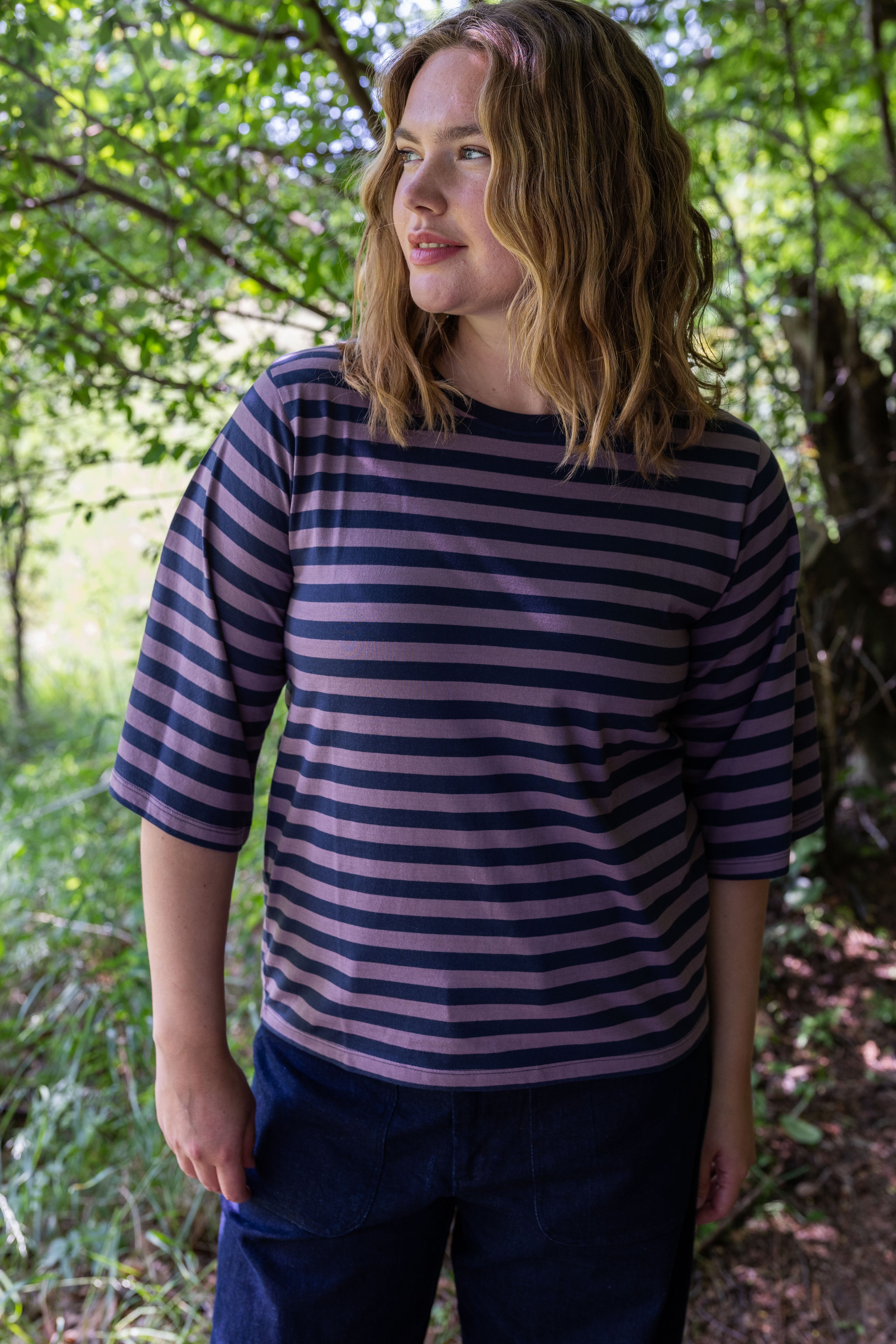 Fin t-shirt med striber, rund hals og lidt længere ærmer til kvinder