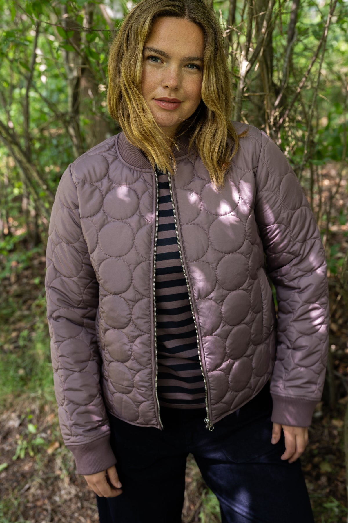 Fin quiltet termojakke i mauve til kvinder