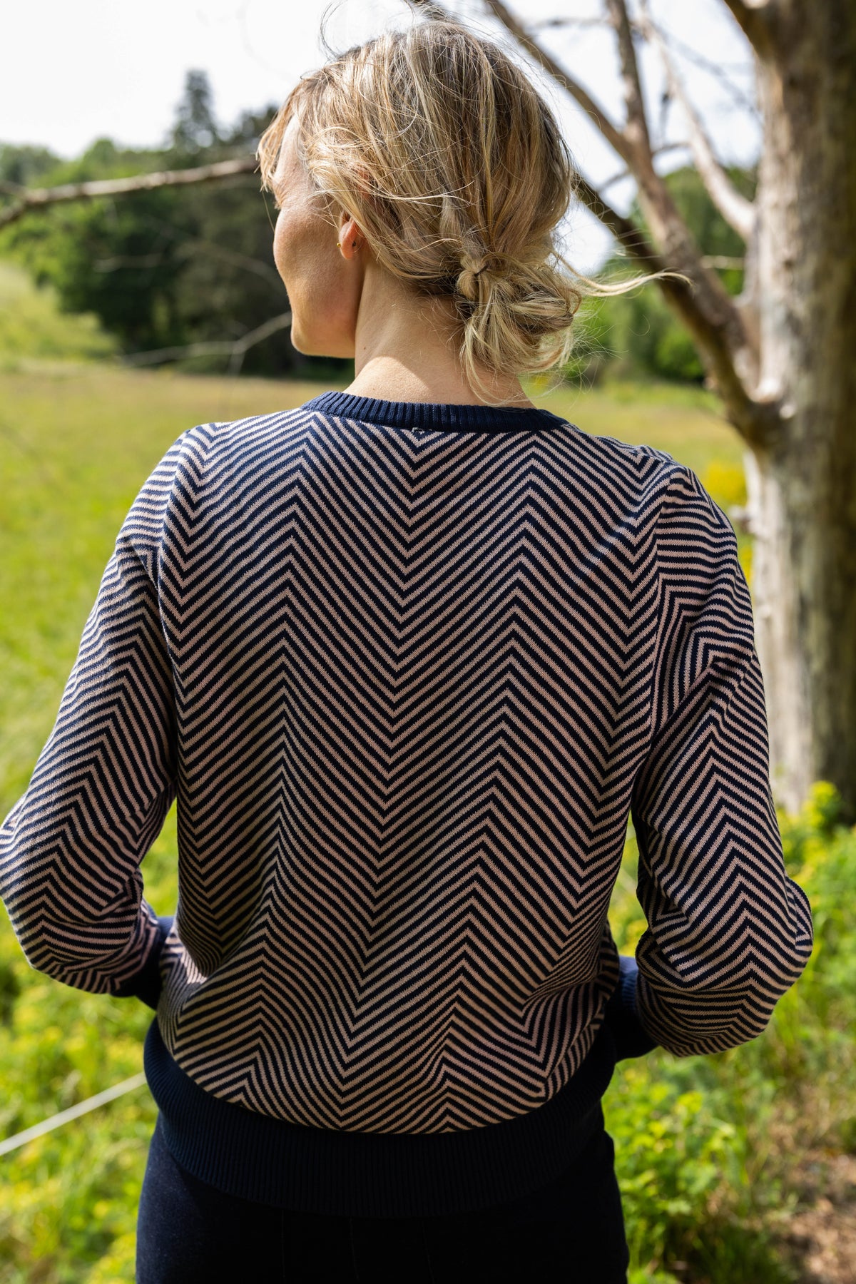 Fin stribet sweater i navyblå og støvet rosa til kvinder