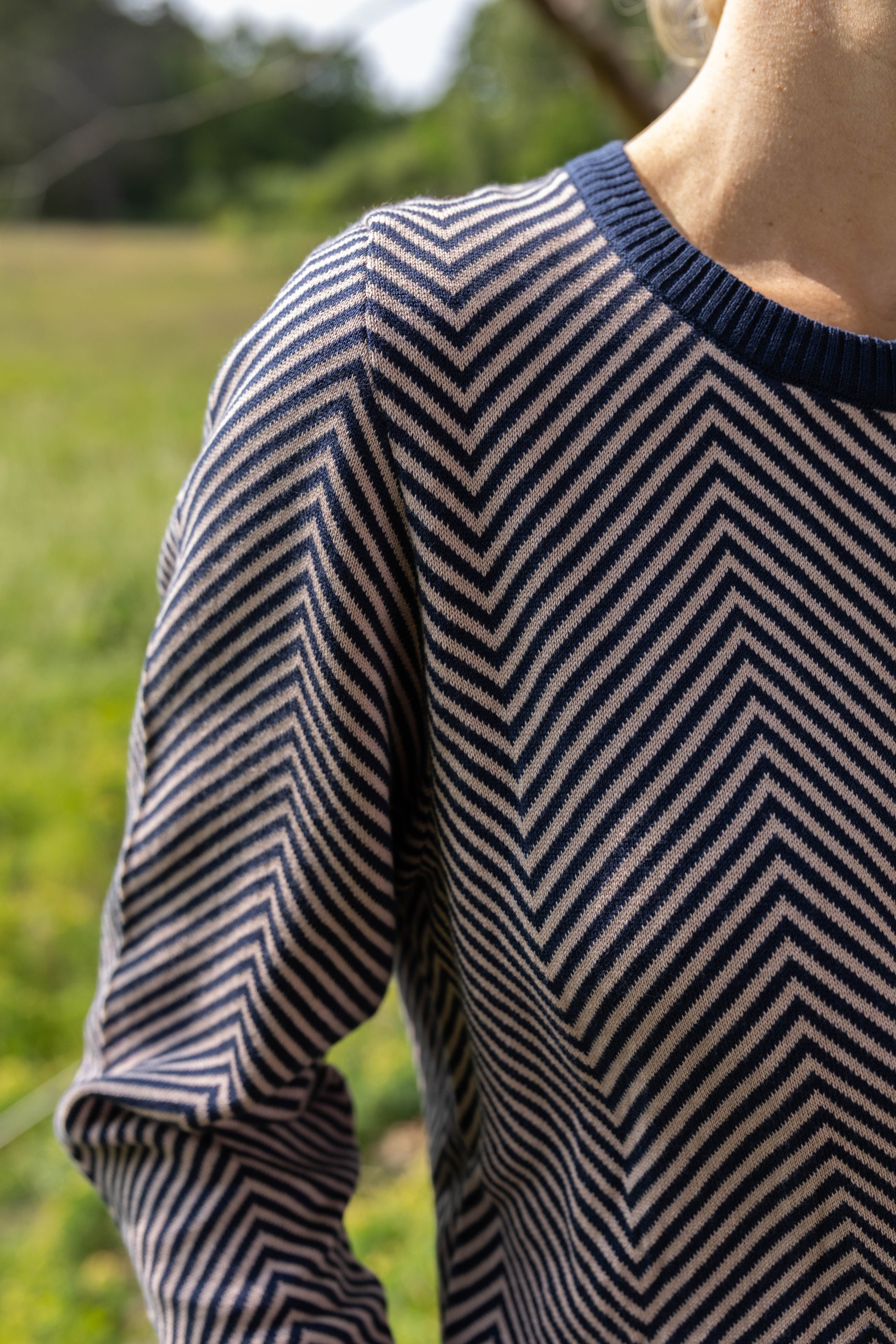 Fin stribet sweater i navyblå og støvet rosa til kvinder