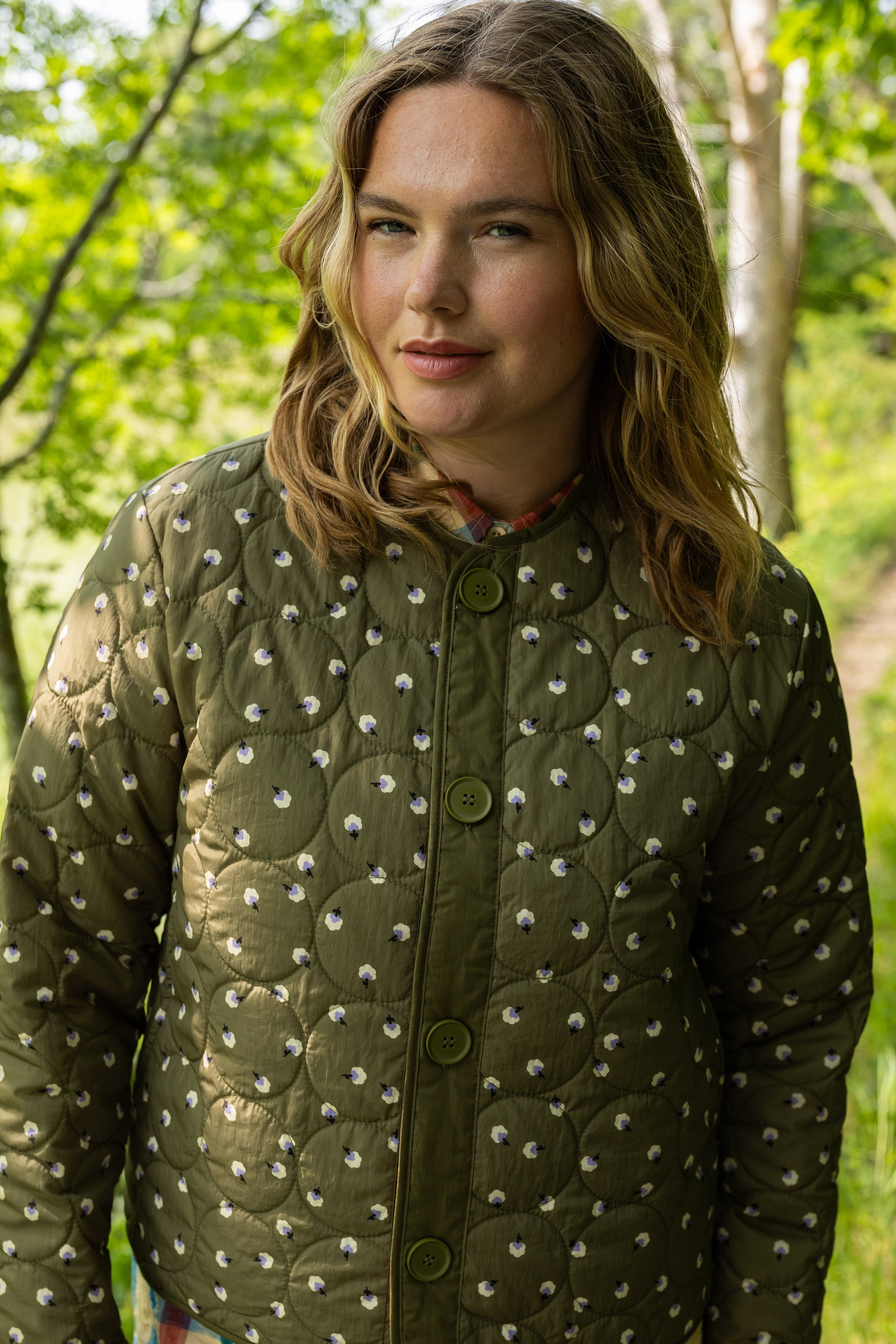 Fin quiltet termojakke i olivengrøn med små blomster til kvinder
