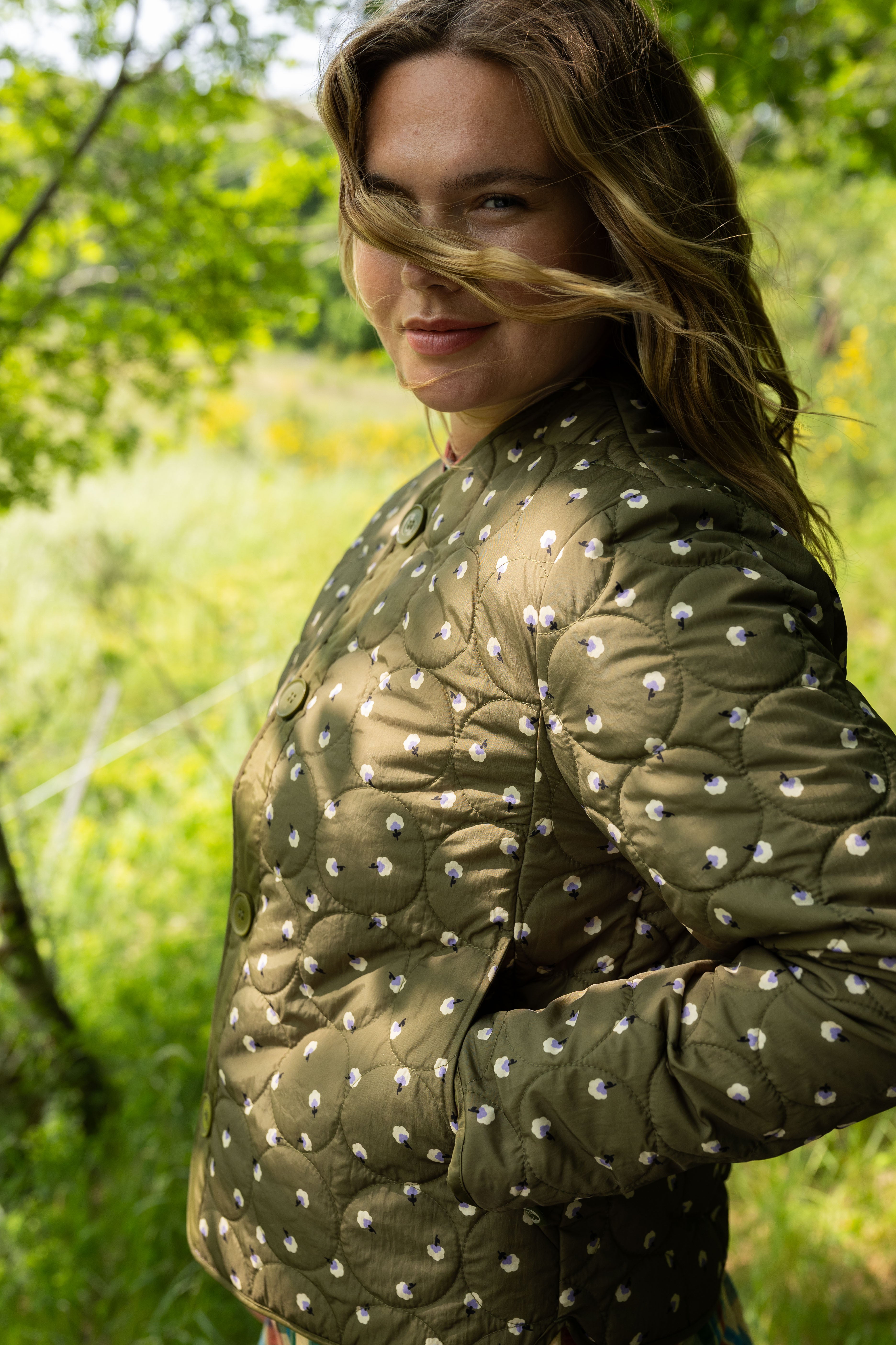 Fin quiltet termojakke i olivengrøn med små blomster til kvinder
