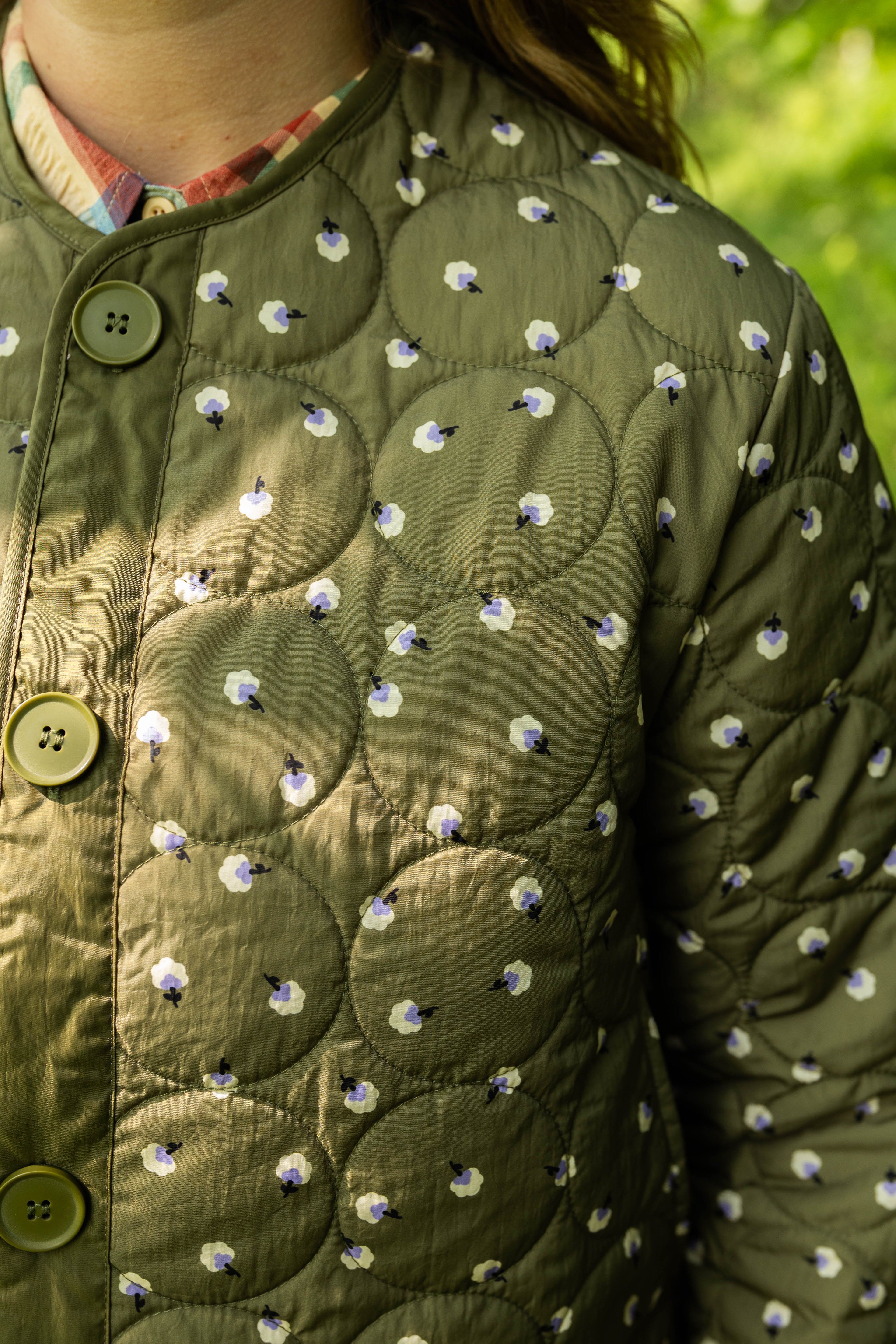 Fin quiltet termojakke i olivengrøn med små blomster til kvinder