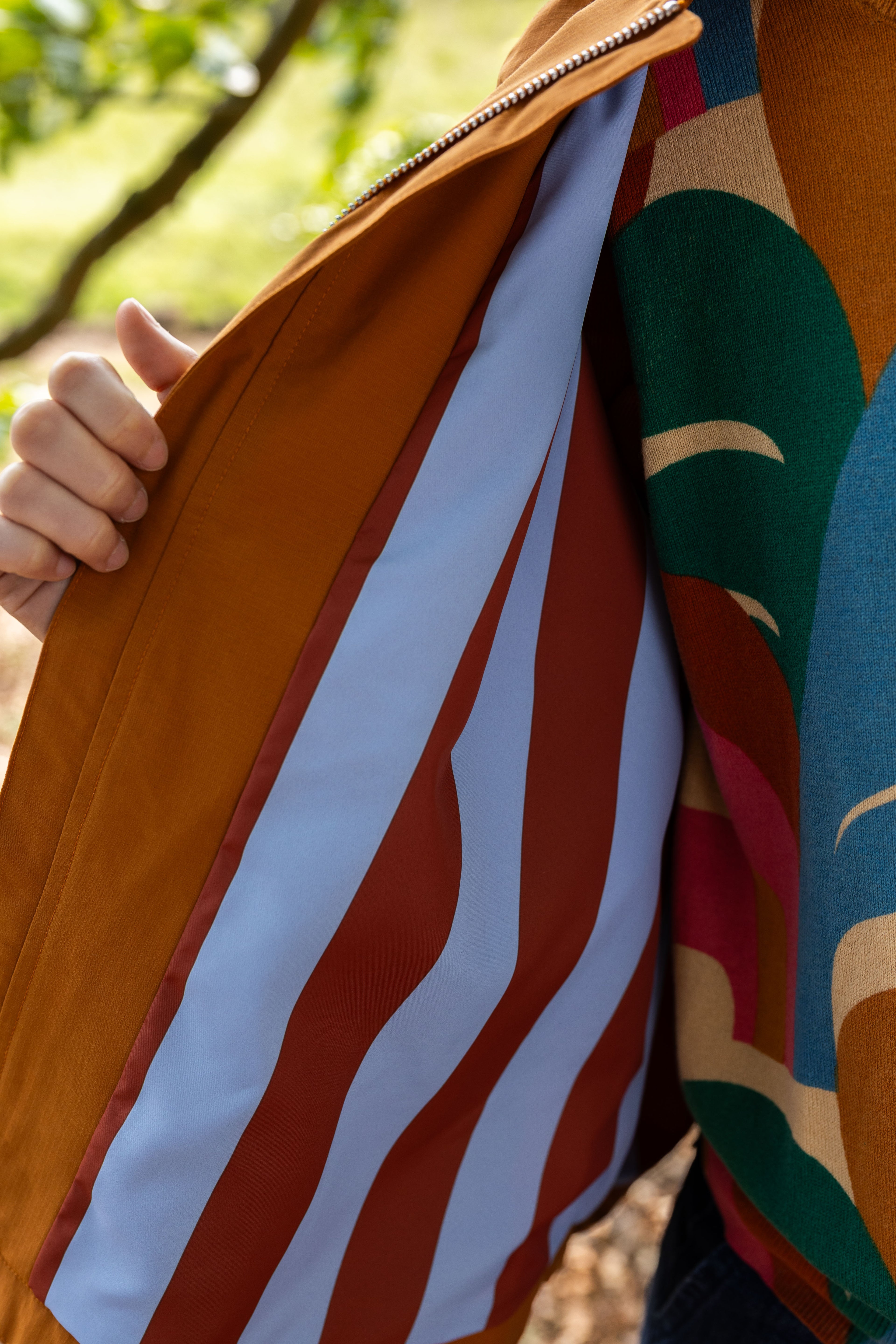 Smart kort jakke i gylden nuance og med fint for til kvinder