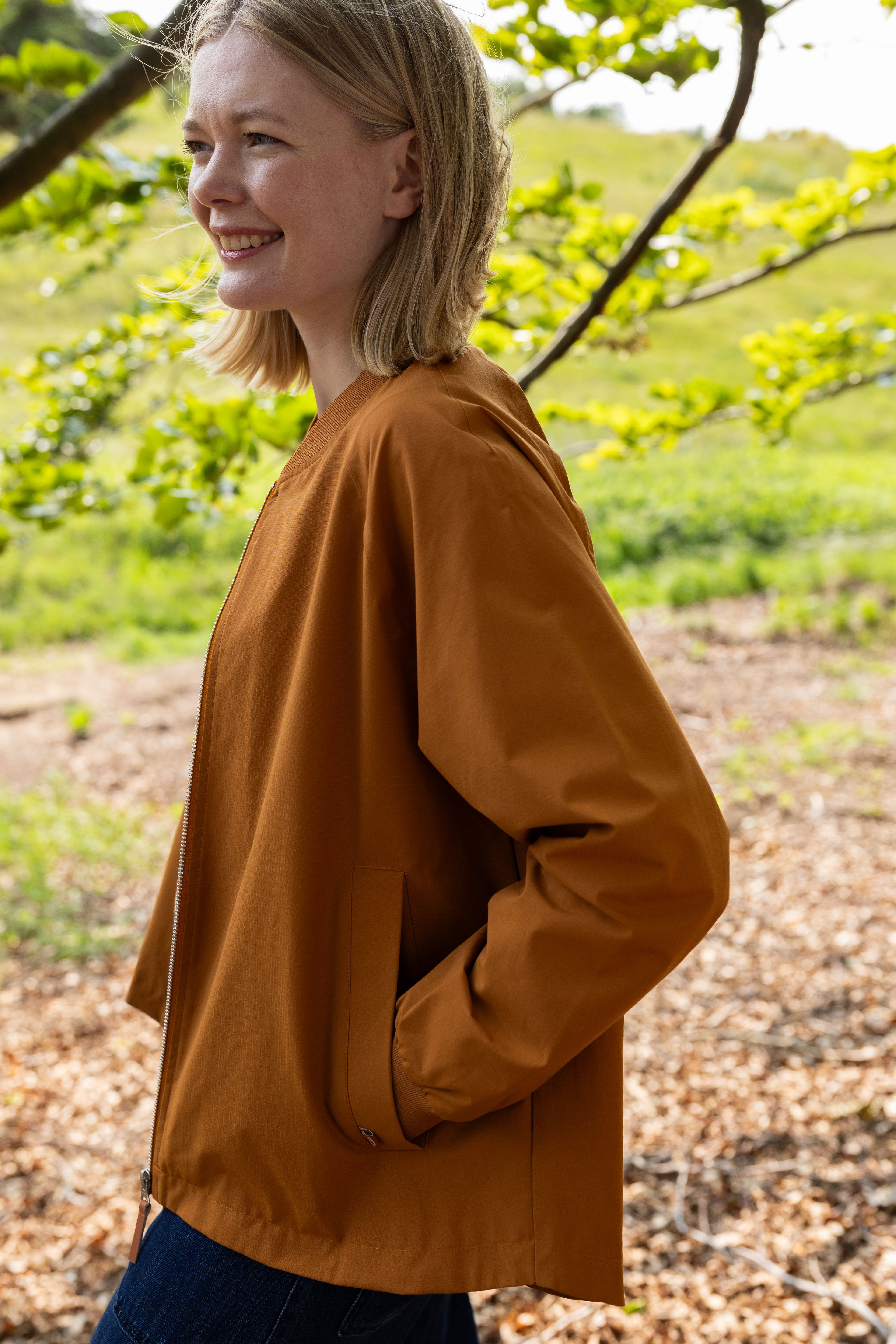 Smart kort jakke i gylden nuance til kvinder-1