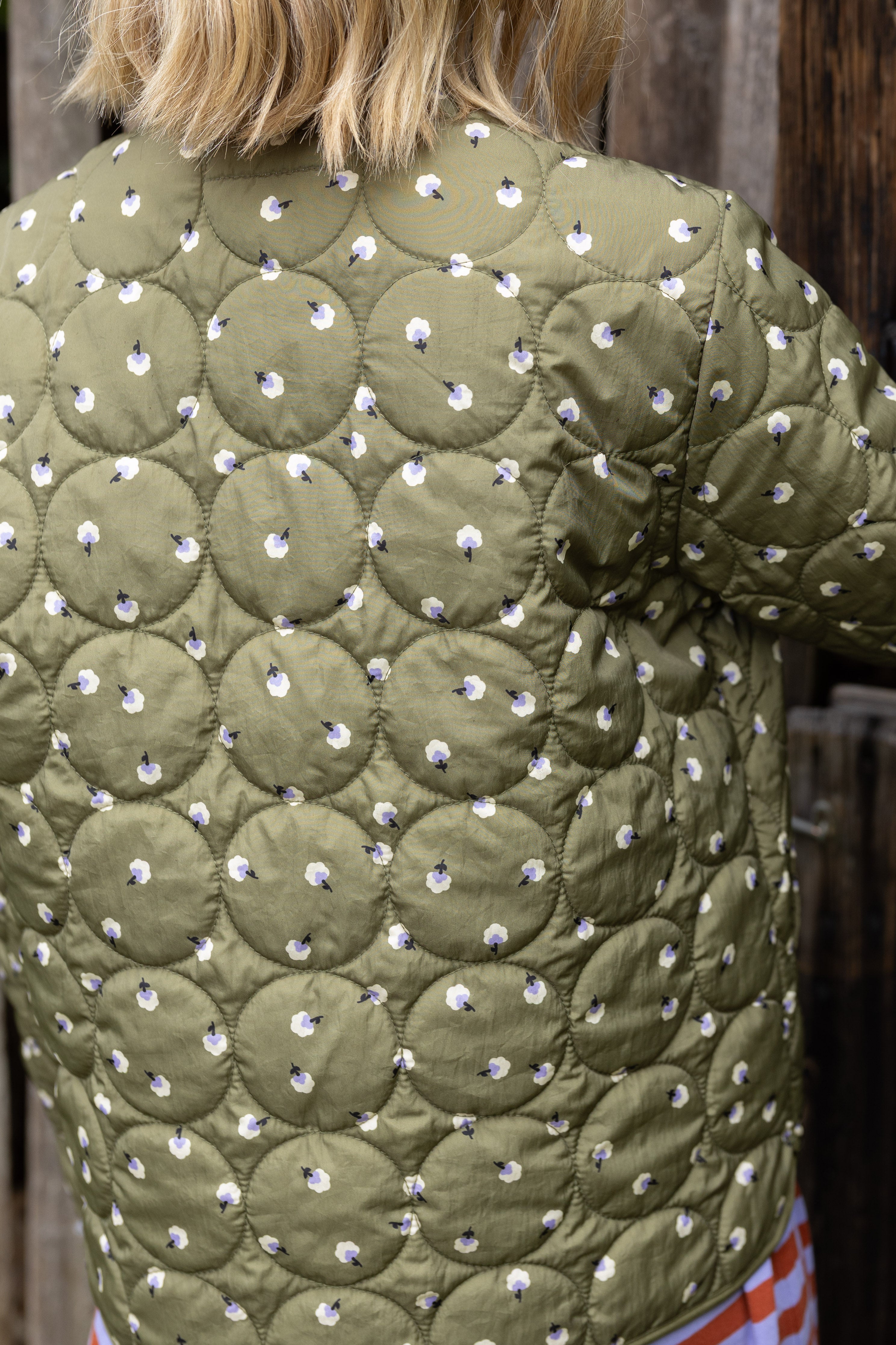 Fin quiltet termojakke i olivengrøn med små blomster til kvinder