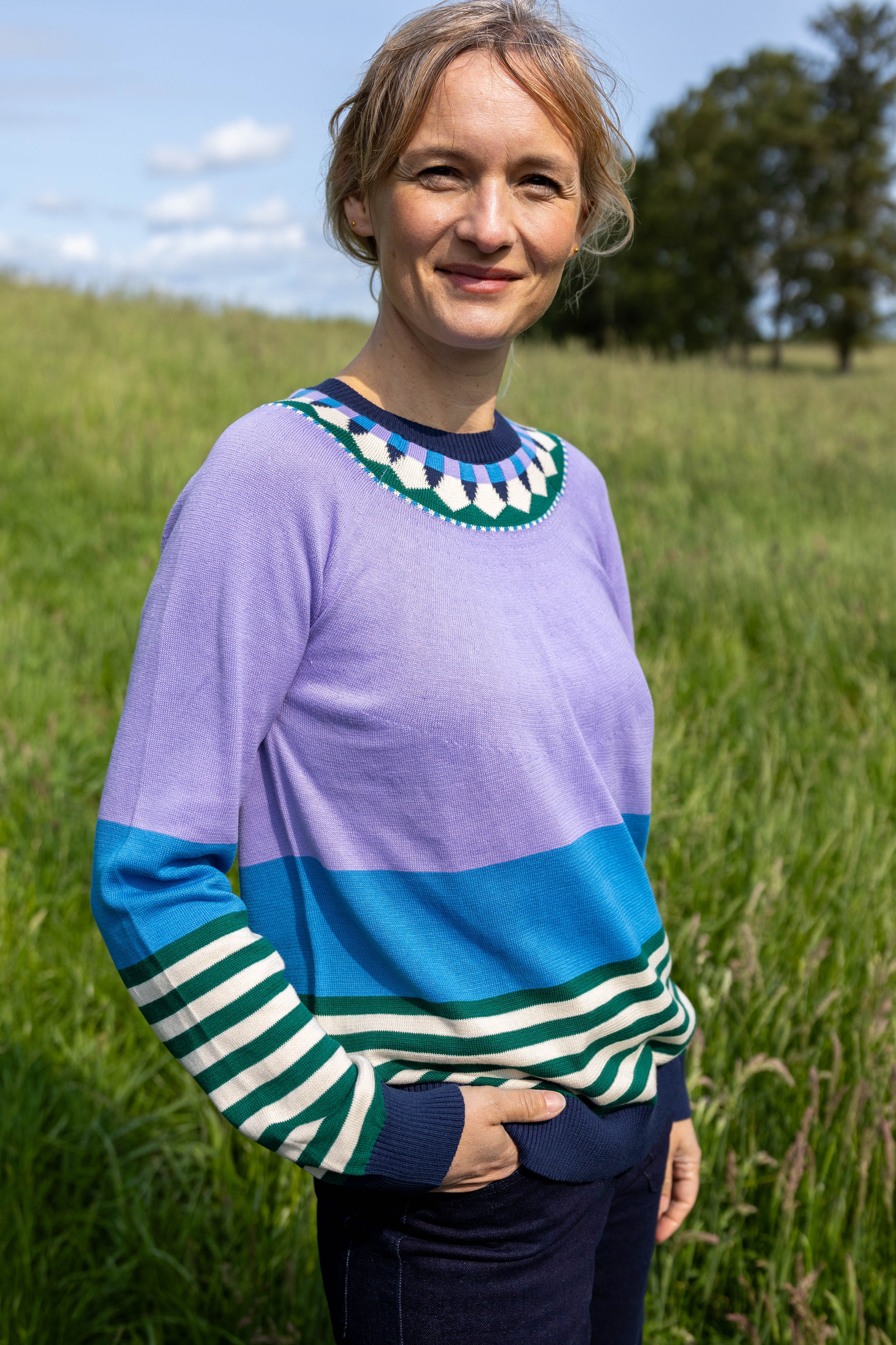 Lækker farverig bomuldssweater med grafisk mønster til kvinder