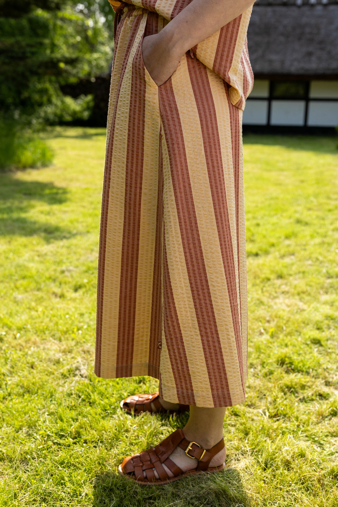 Sød bæk og bølge nederdel med orangebrune og sandfarvede striber til kvinder