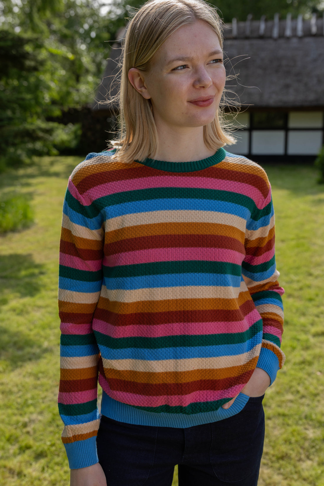 Sød perlestrikket sweater med farverige striber til kvinder