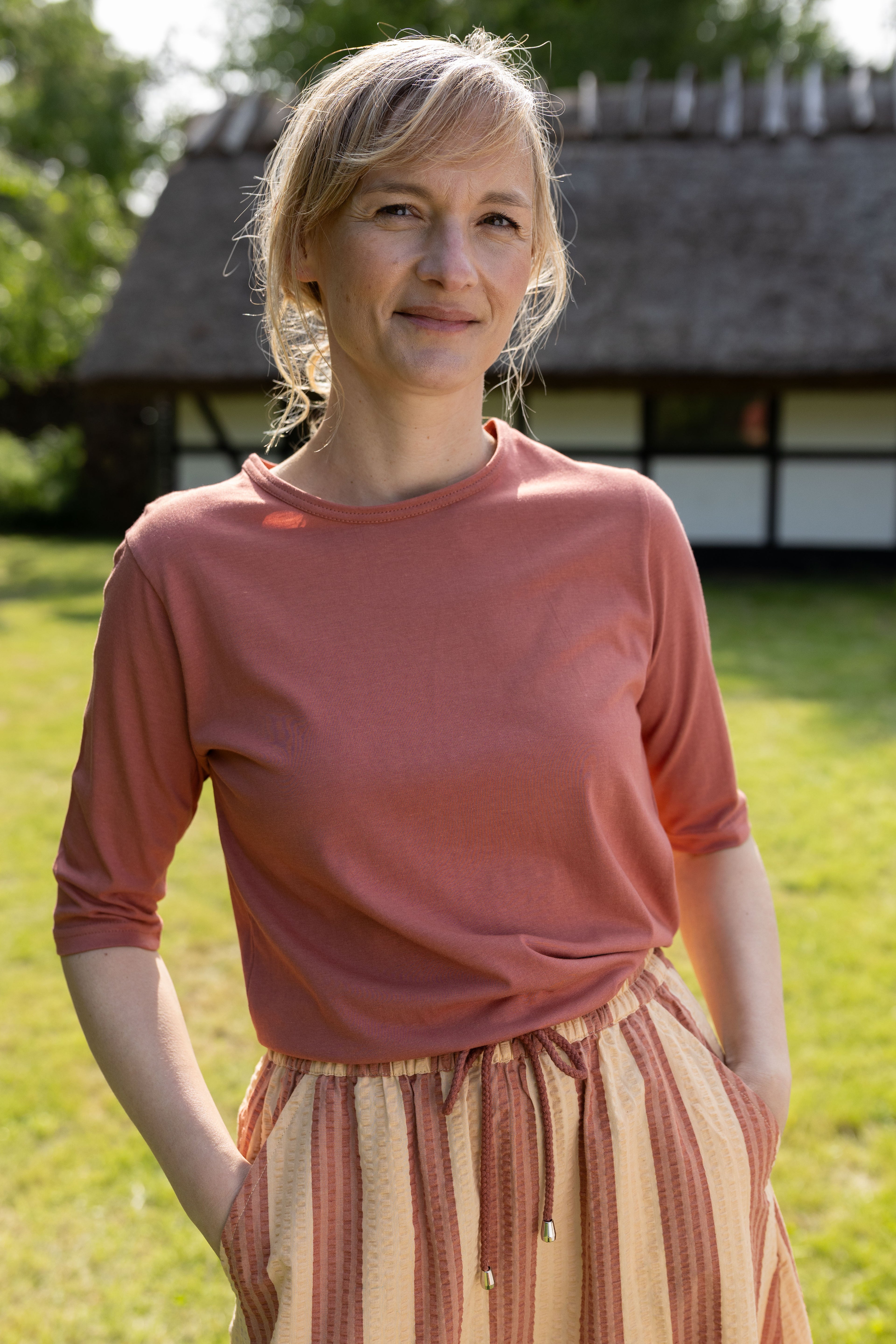 Lækker t-shirt i orangebrun til kvinder