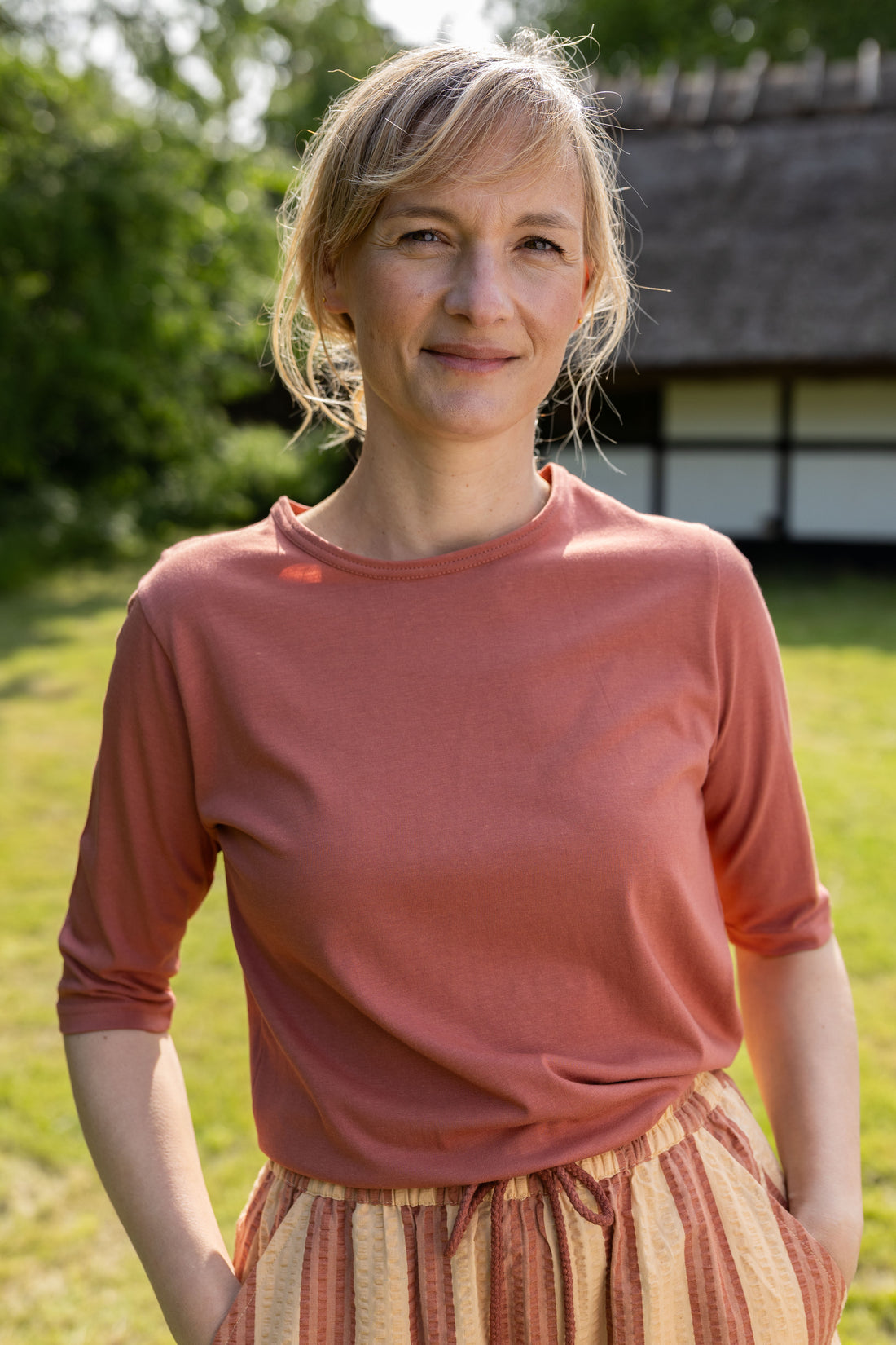 Lækker t-shirt i orangebrun til kvinder