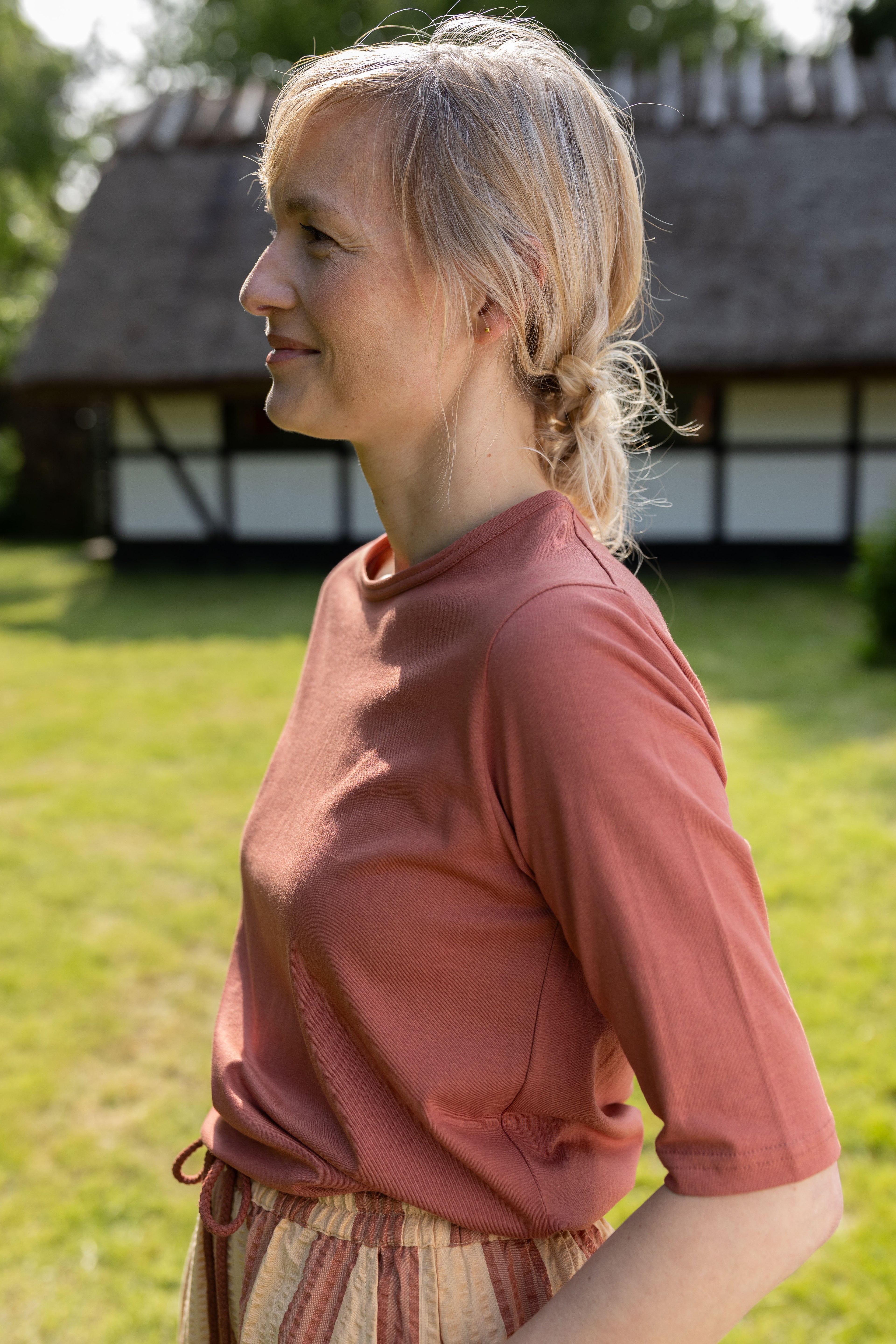 Lækker t-shirt i orangebrun til kvinder