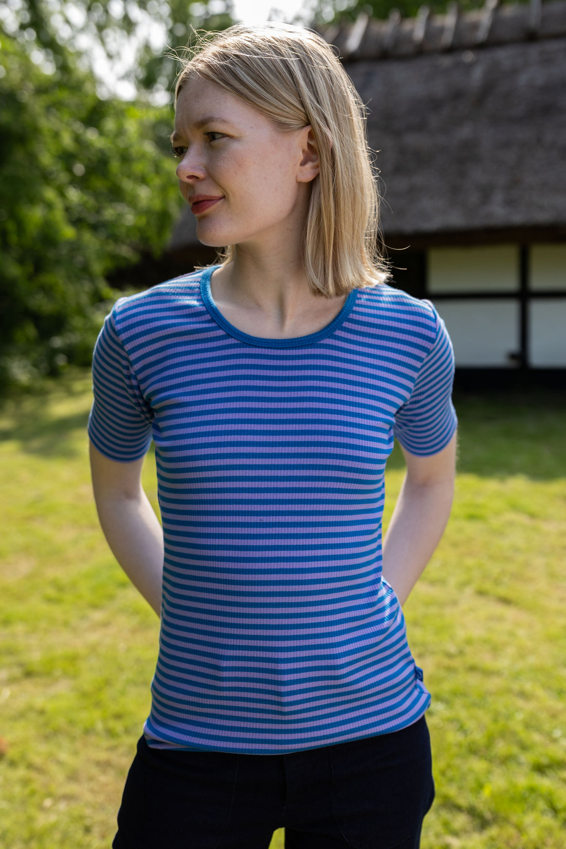 Stribet t-shirt i varm blå og lyslilla til kvinder