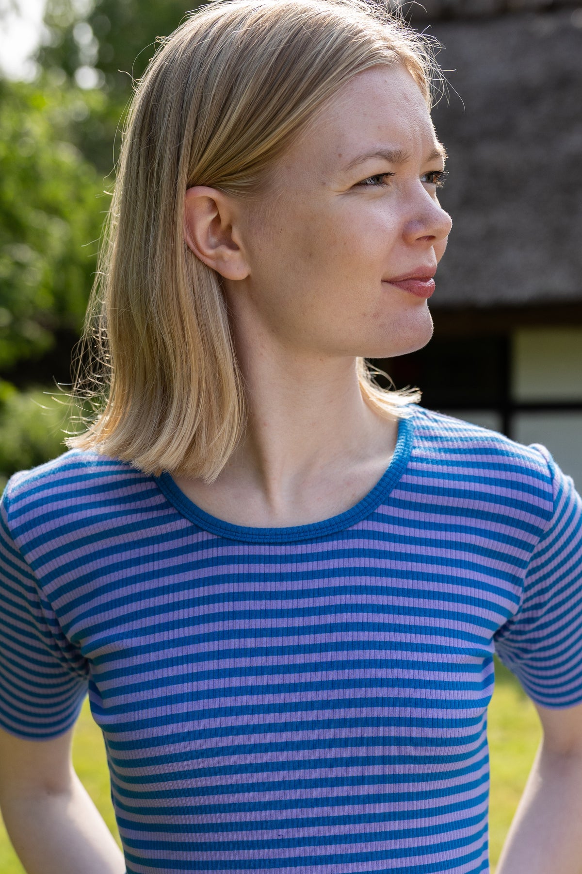 Stribet t-shirt i varm blå og lyslilla til kvinder