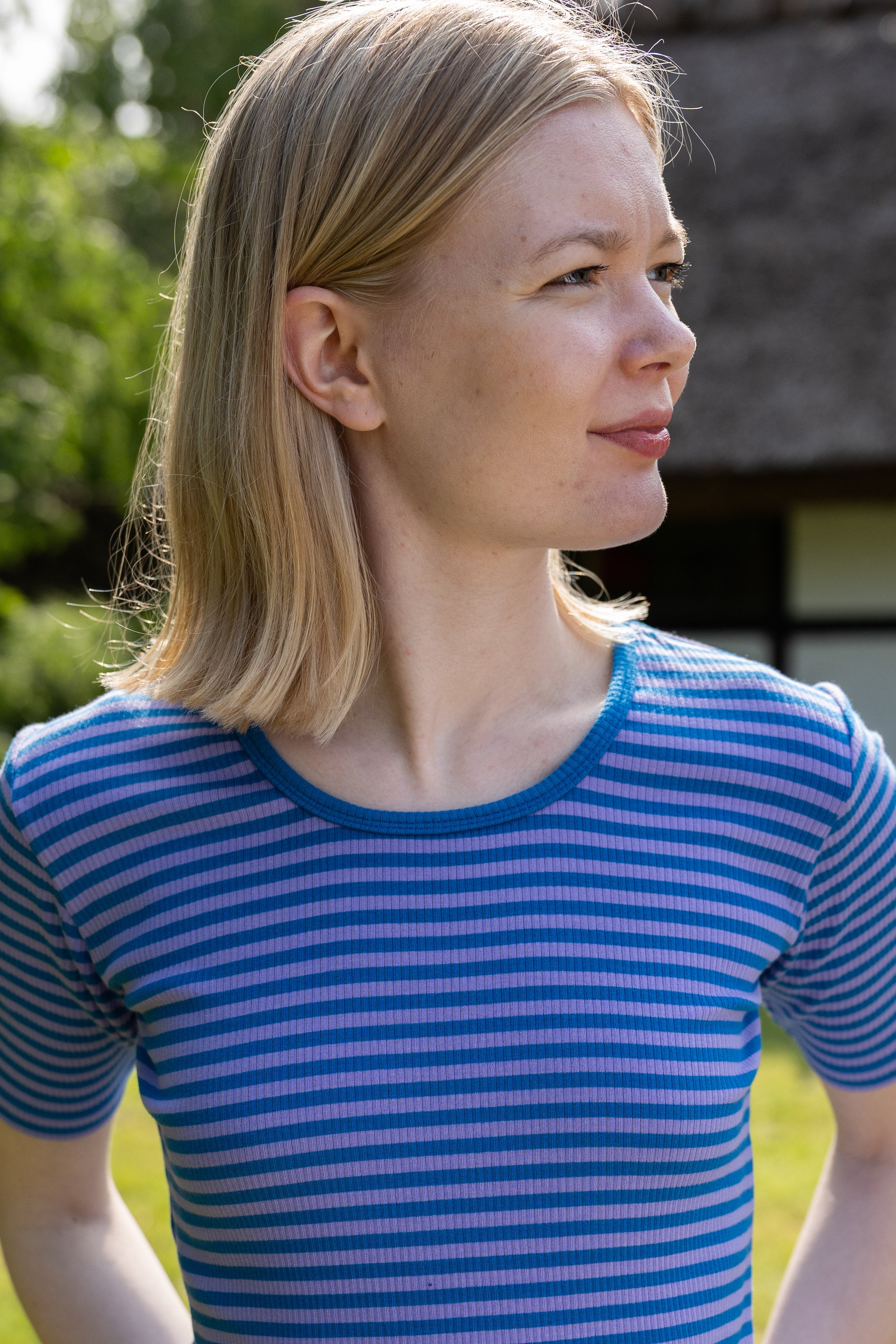 Stribet t-shirt i varm blå og lyslilla til kvinder