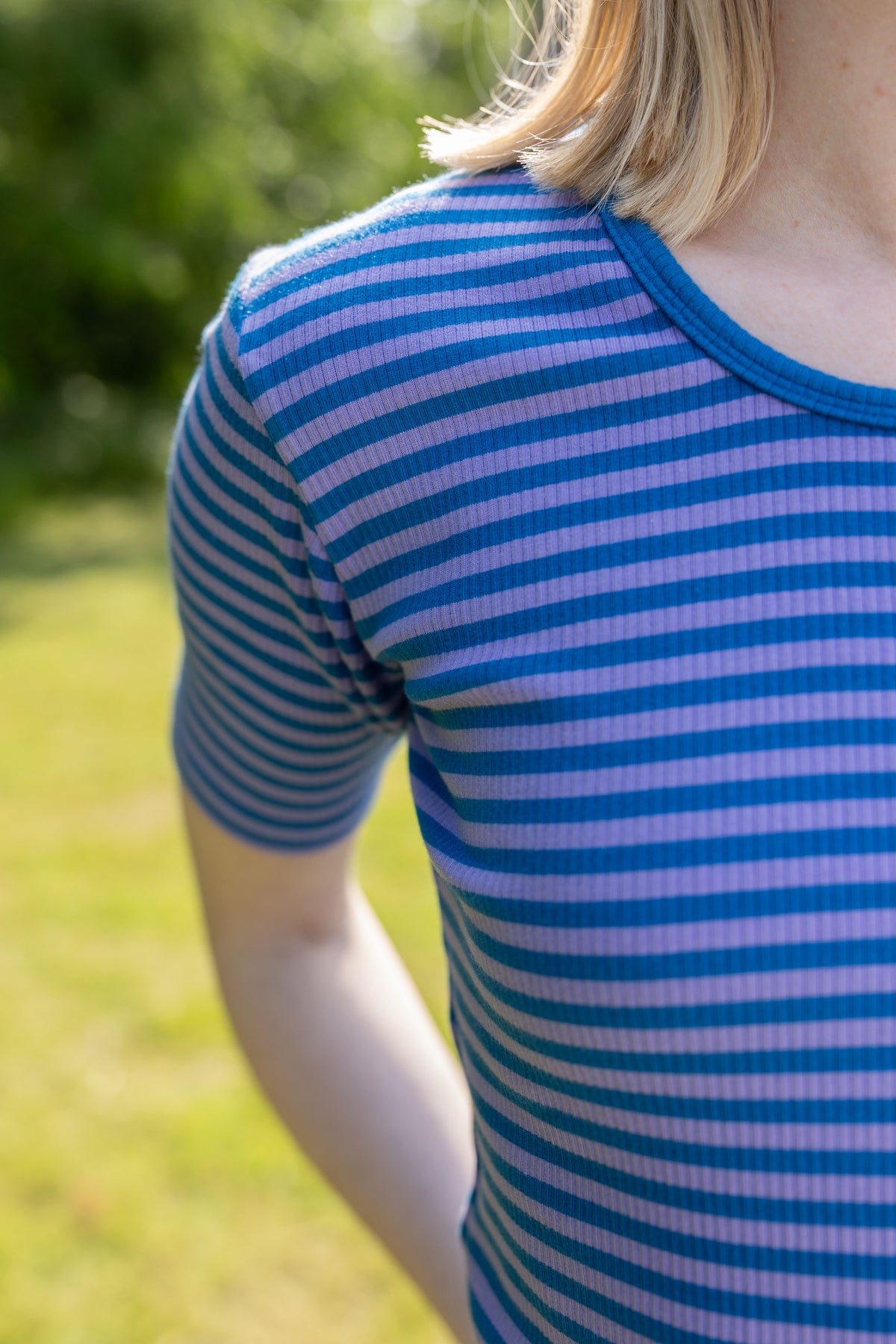 Stribet t-shirt i varm blå og lyslilla til kvinder
