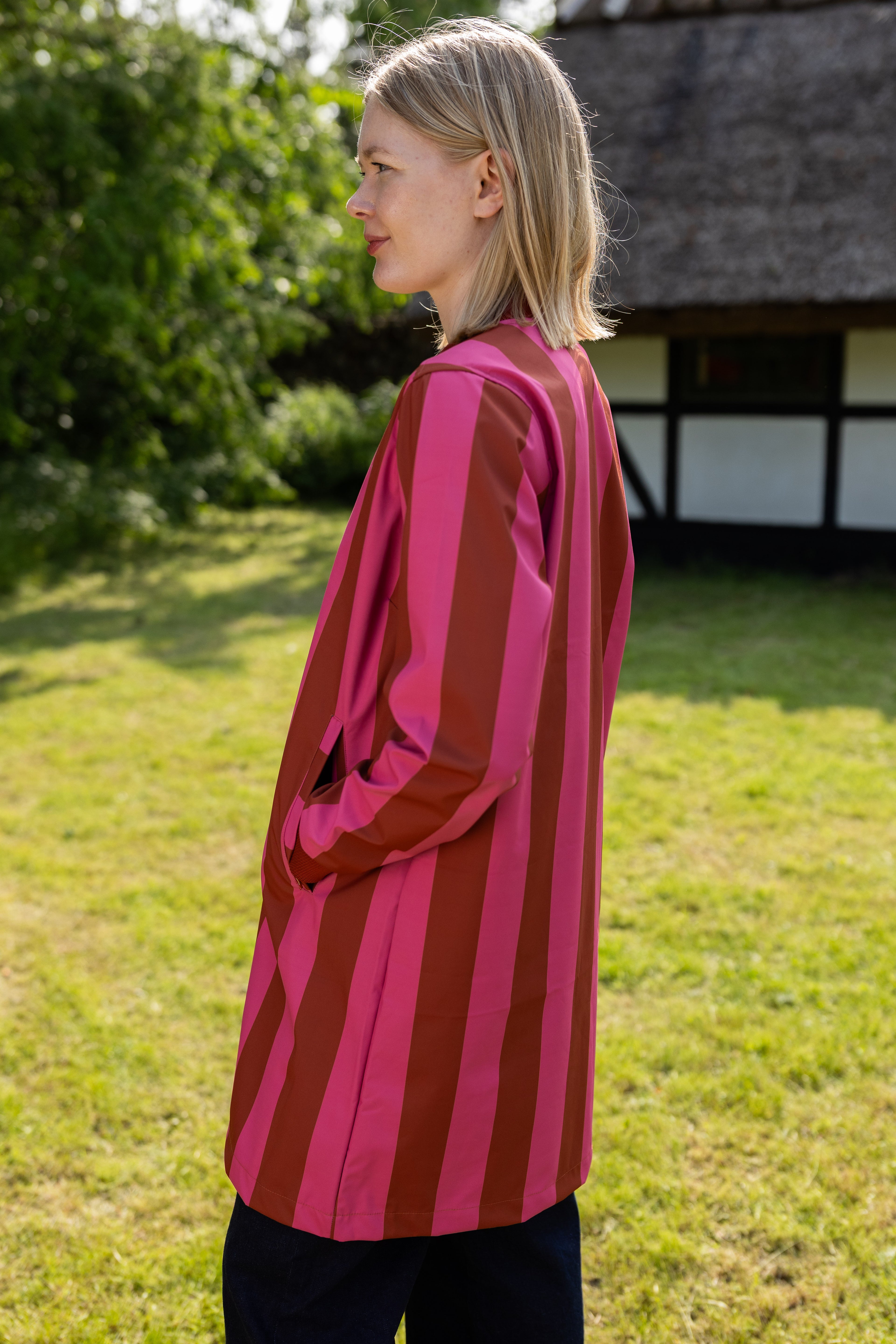 Smart stribet jakke i brændt rød og pink til kvinder