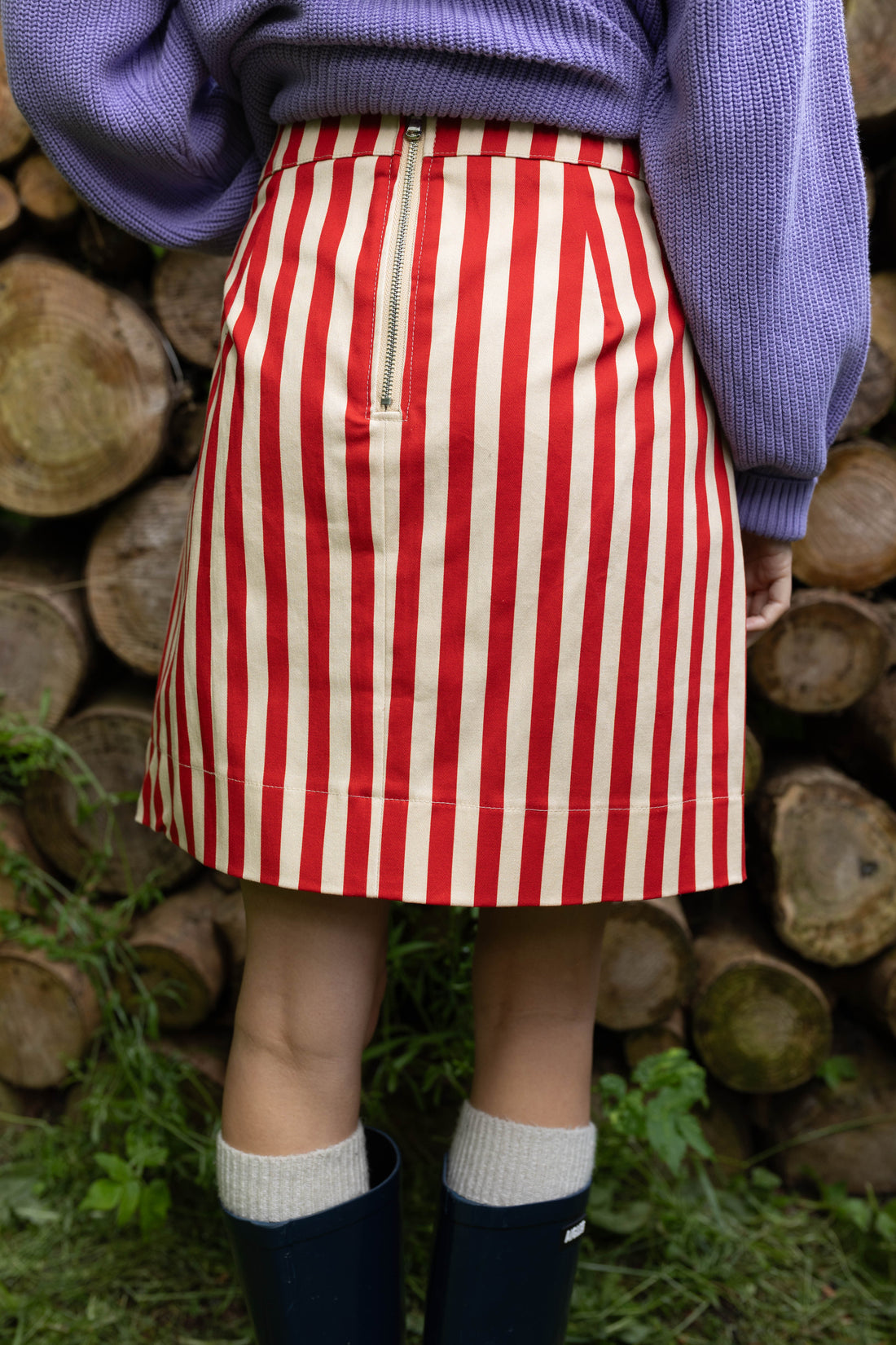 Fin kort canvasnederdel med røde og hvide striber til kvinder