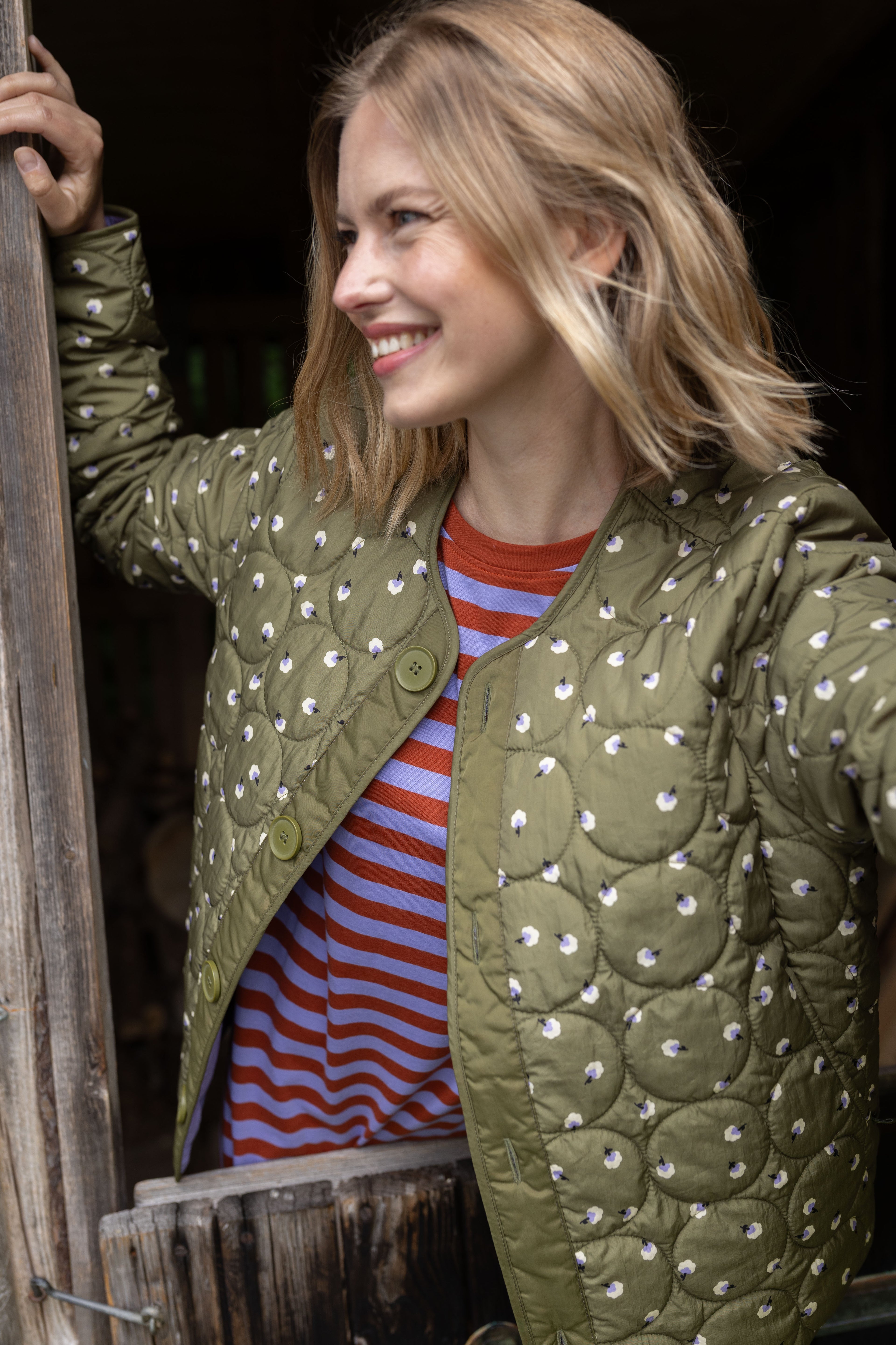 Fin quiltet termojakke i olivengrøn med små blomster til kvinder