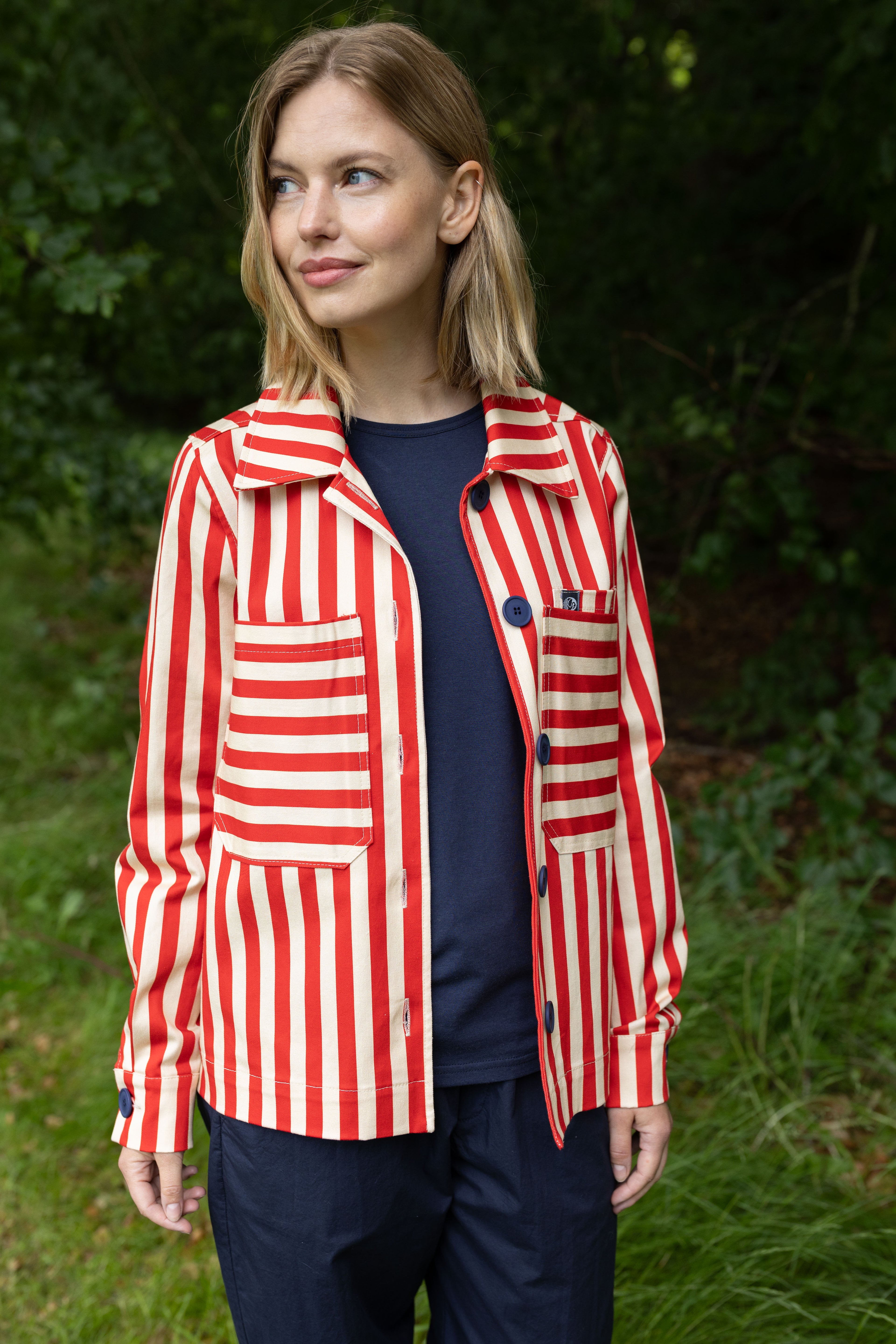 Flot canvasjakke med røde og hvide striber til kvinder