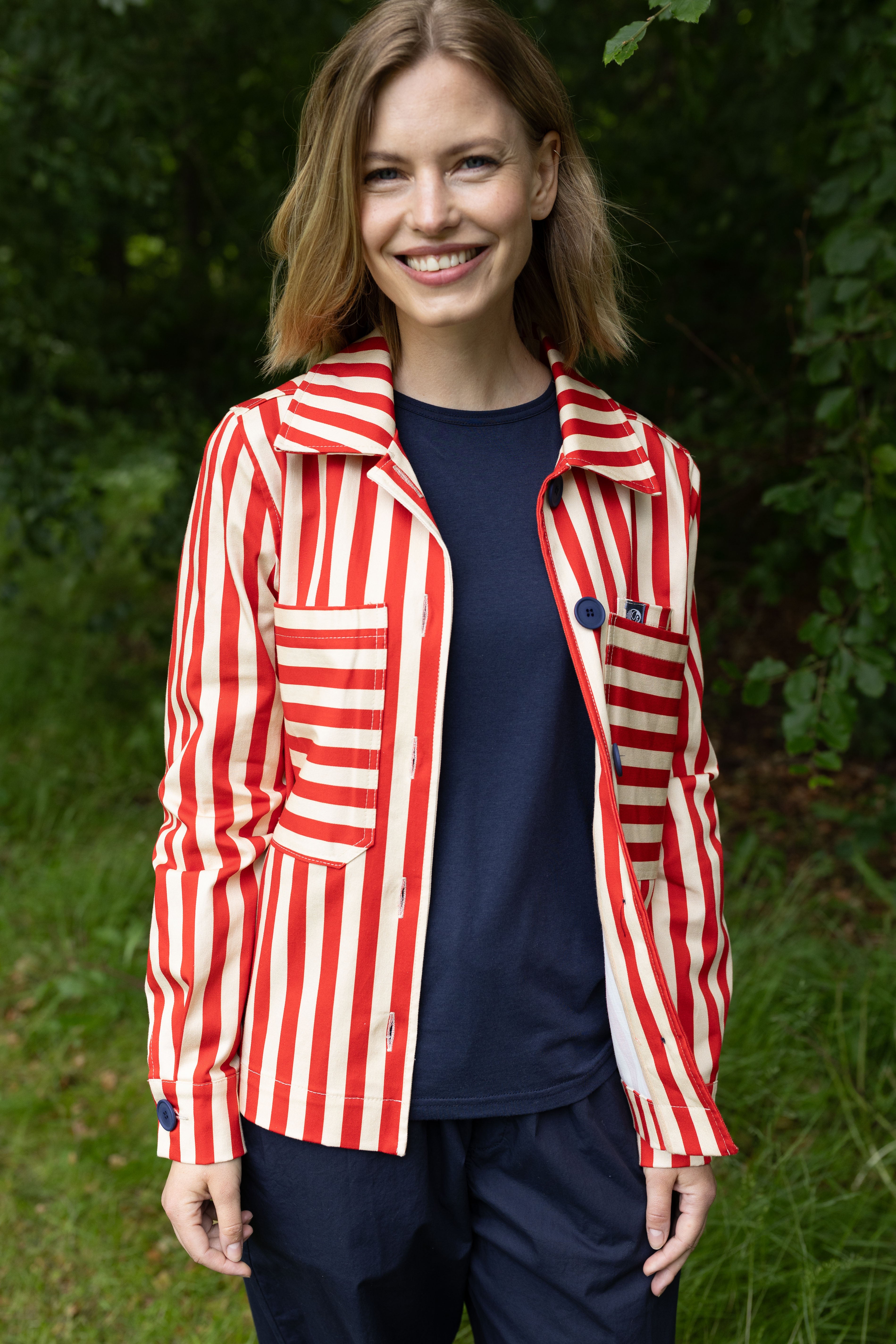 Flot canvasjakke med røde og hvide striber til kvinder