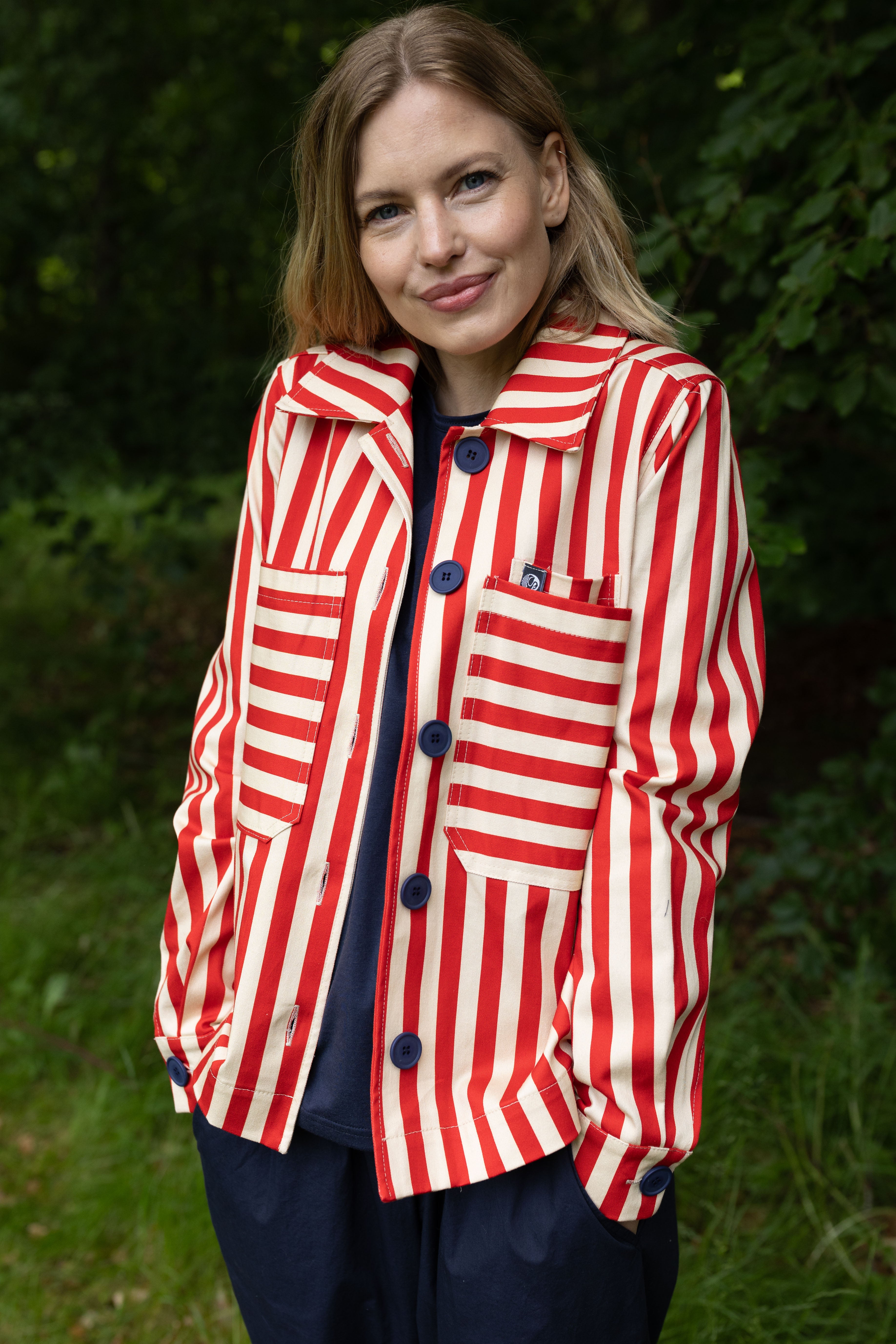 Flot canvasjakke med røde og hvide striber til kvinder