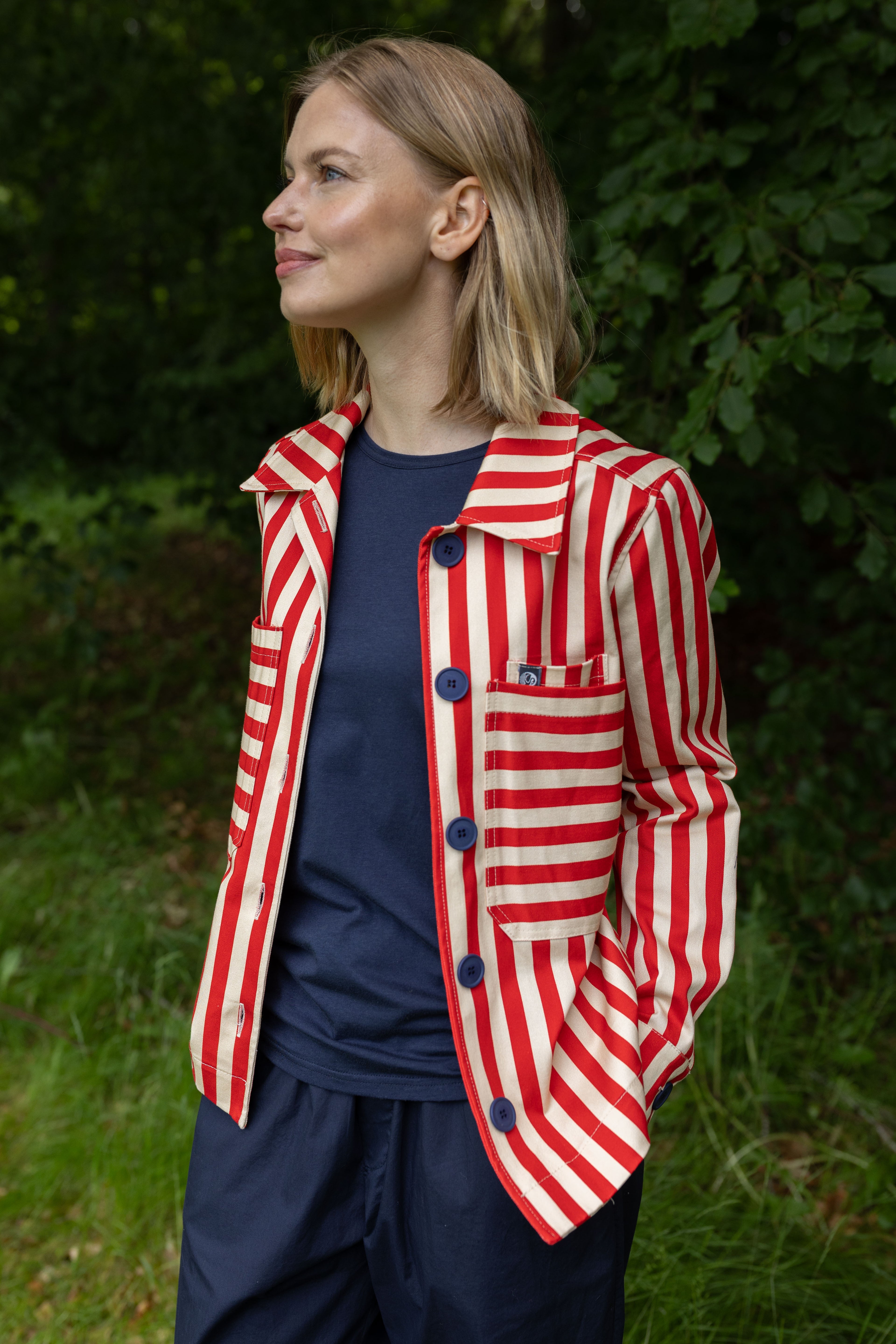 Flot canvasjakke med røde og hvide striber til kvinder