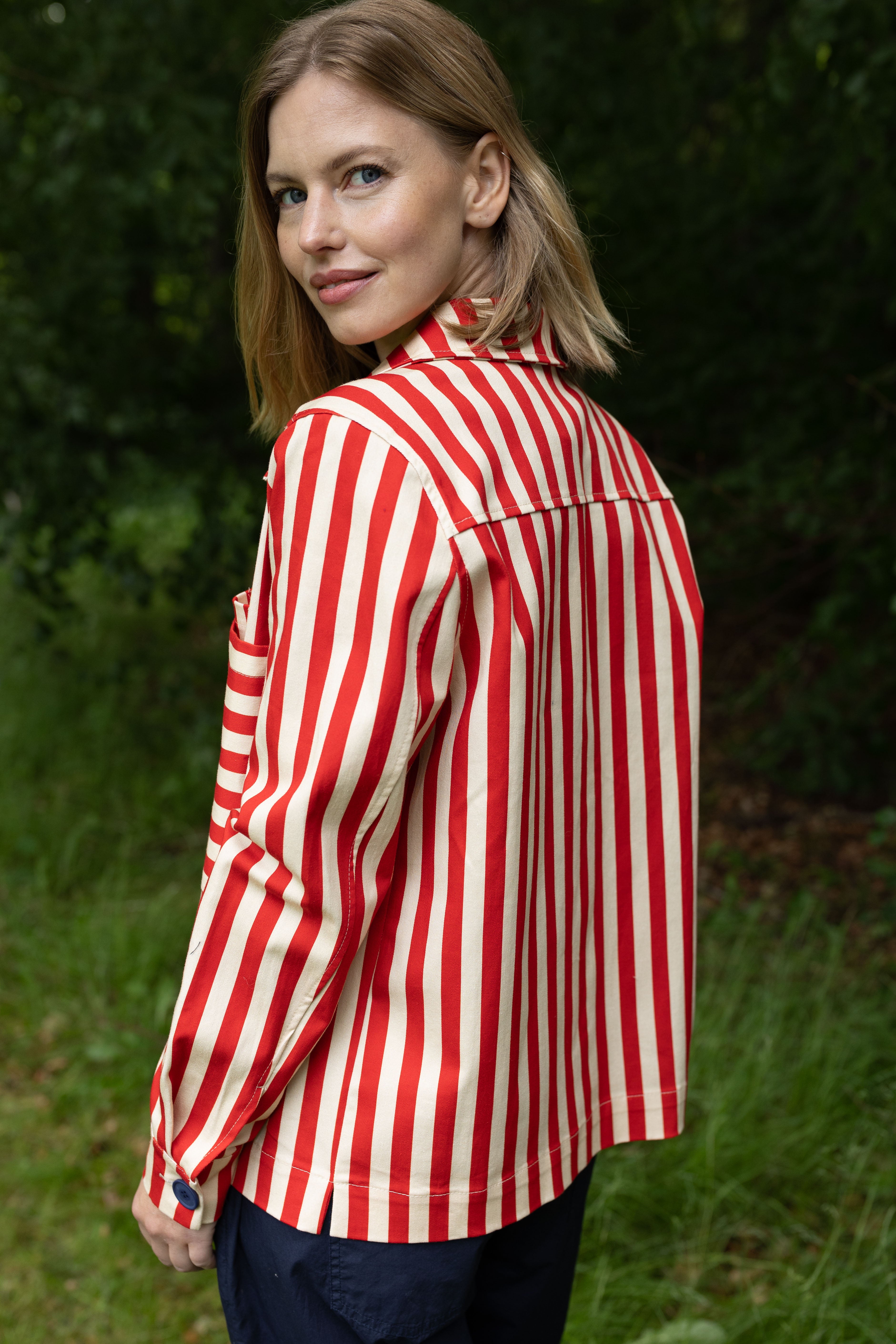 Flot canvasjakke med røde og hvide striber til kvinder