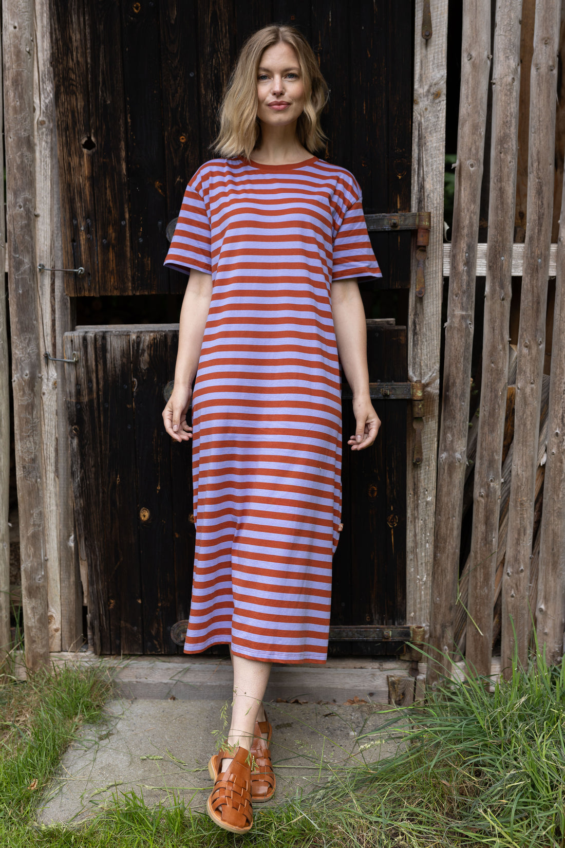 Flot kortærmet bomuldskjole med striber i lyslilla og brændt rød til kvinder