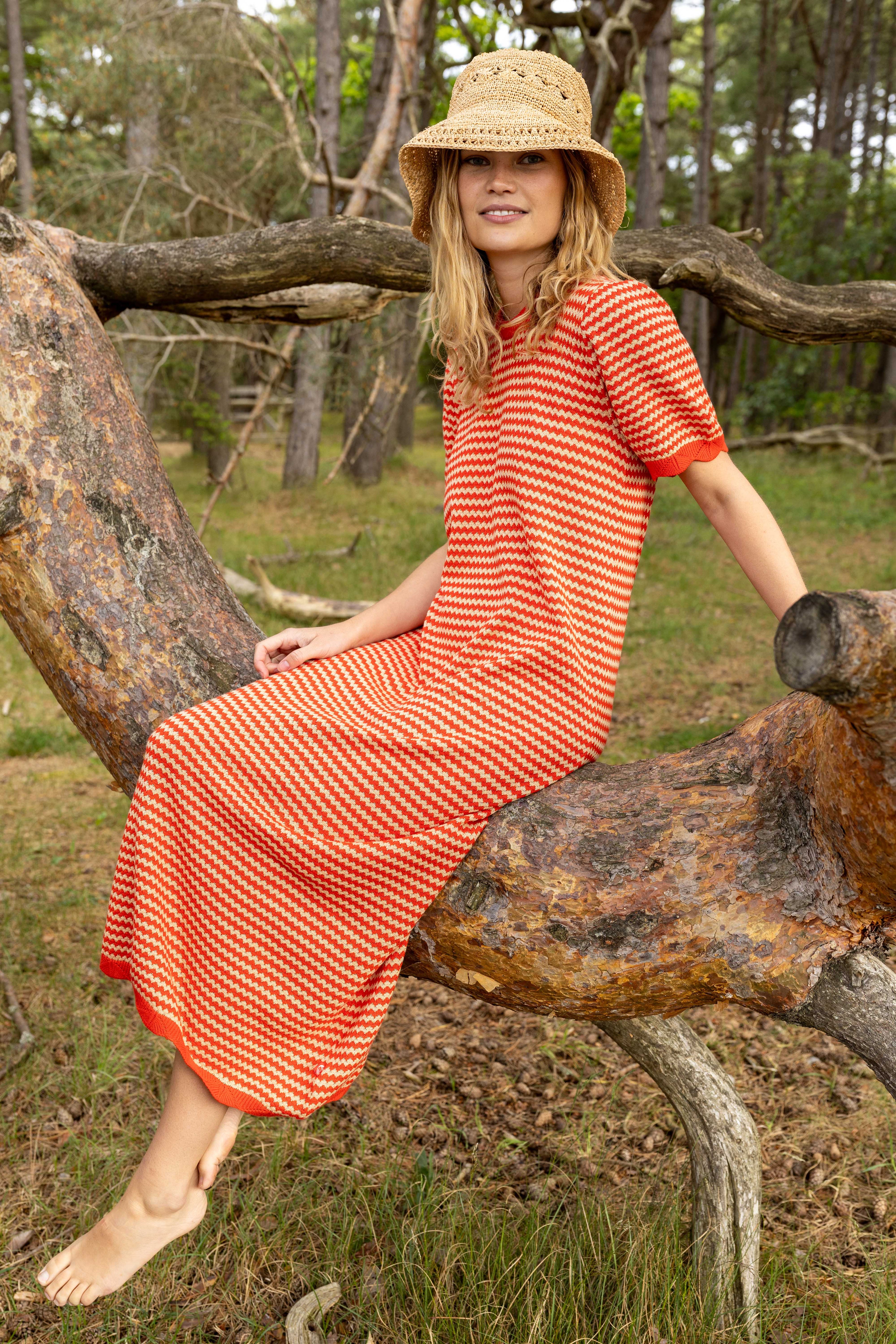 Sød kortærmet kjole i perlestrik med bølgede striber i rød og varm sandfarve