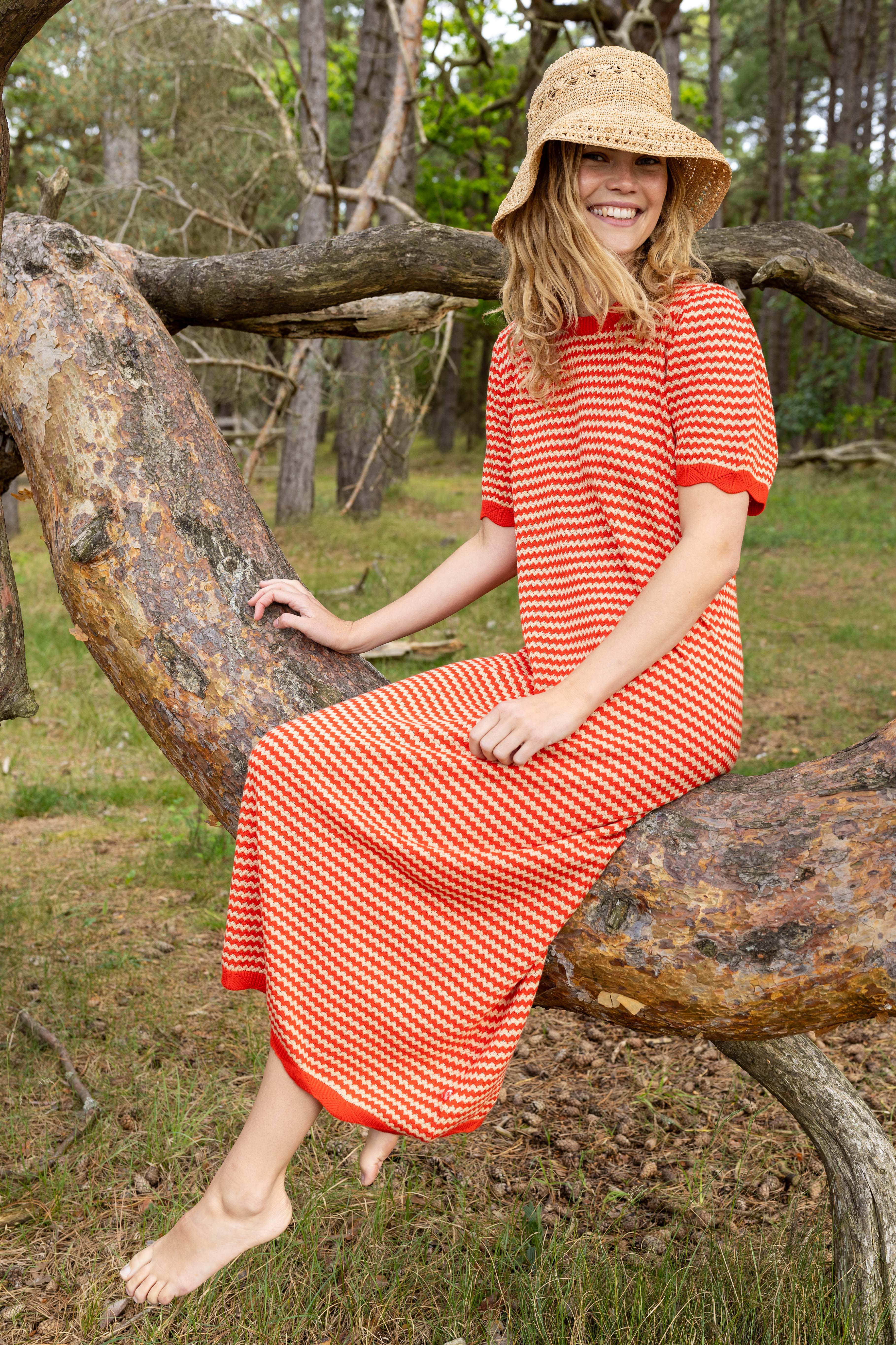 Sød kortærmet kjole i perlestrik med bølgede striber i rød og varm sandfarve