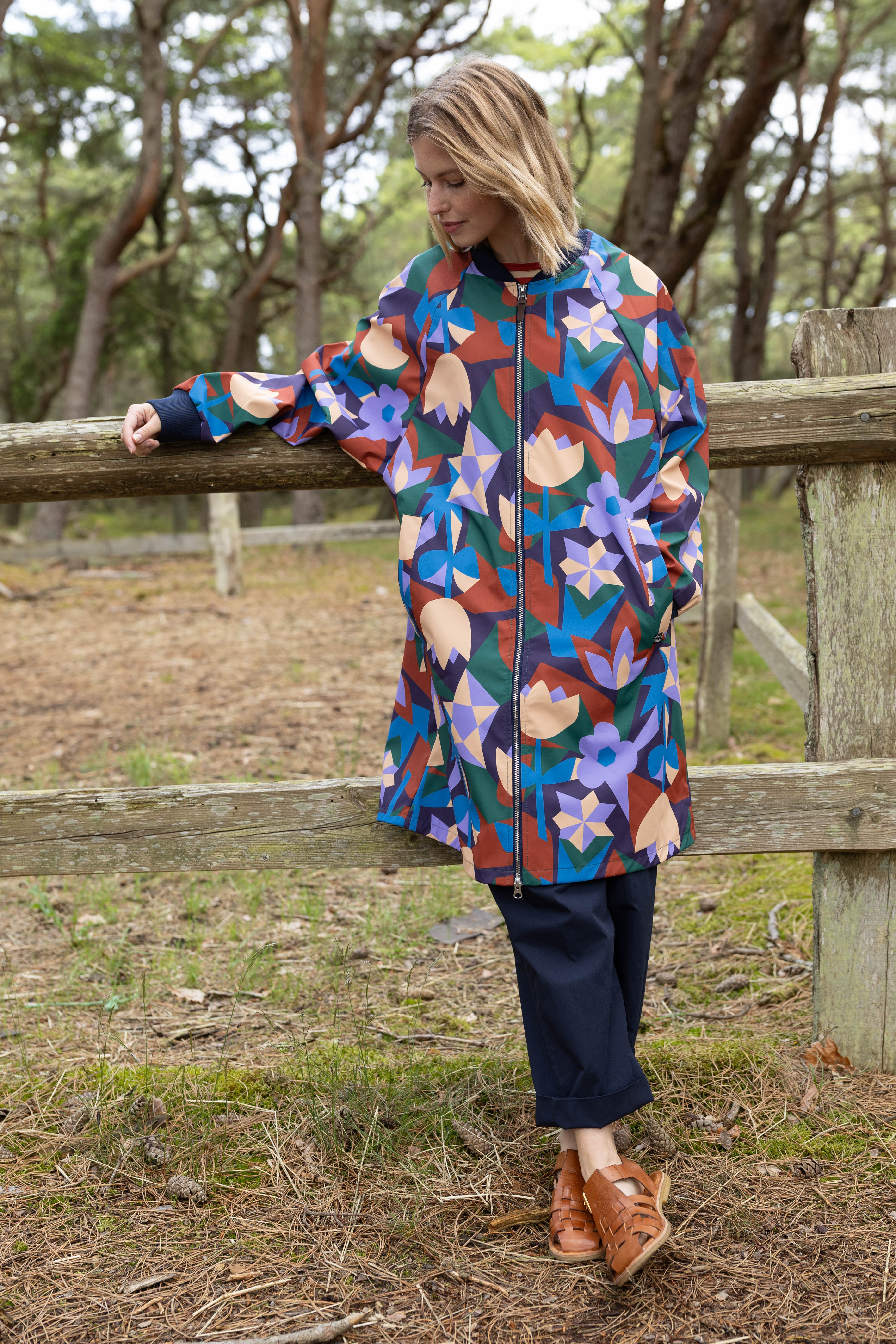 Praktisk mønstret jakke i fantastisk farverigt design til kvinder