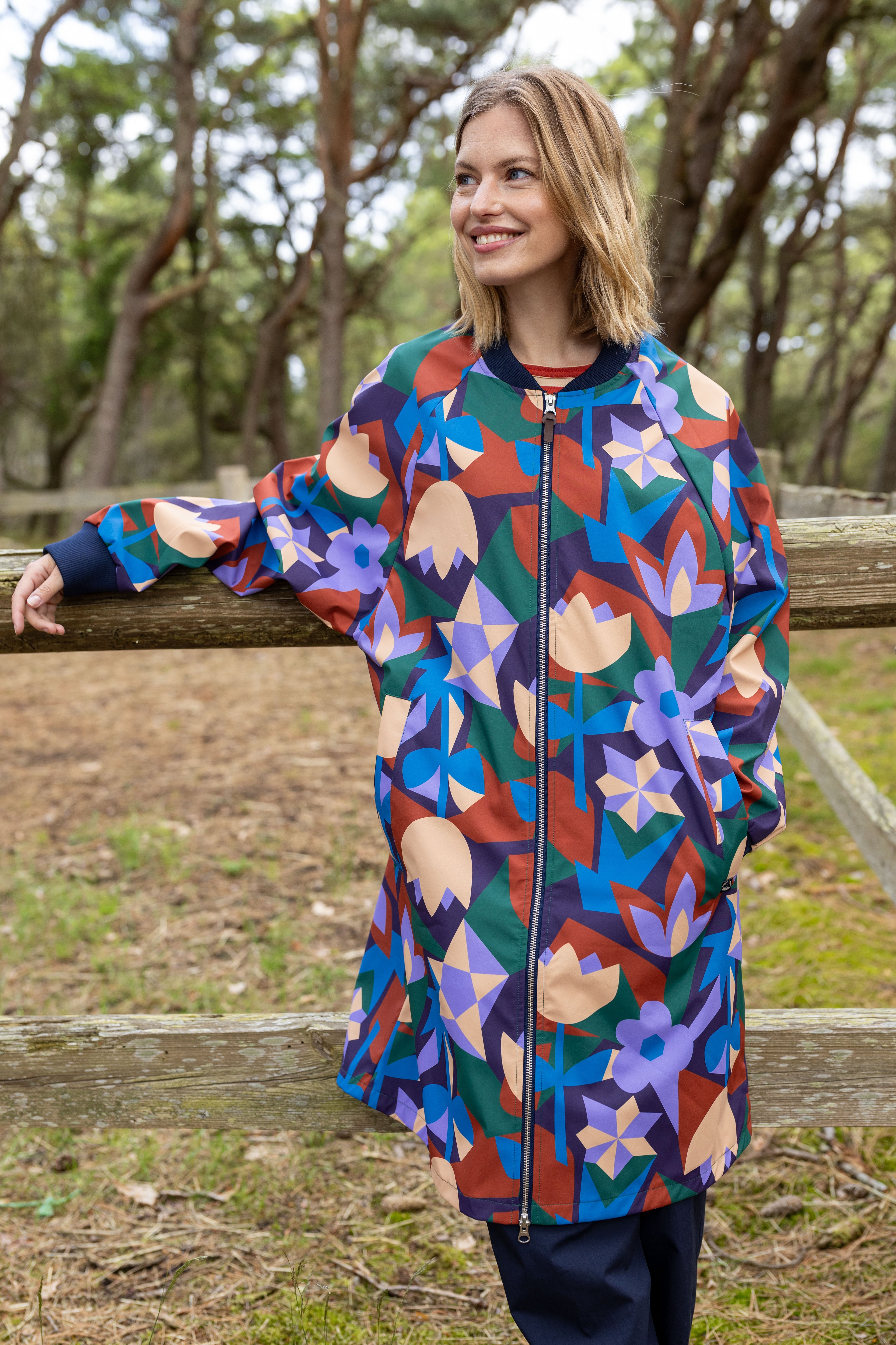 Praktisk mønstret jakke i fantastisk farverigt design til kvinder