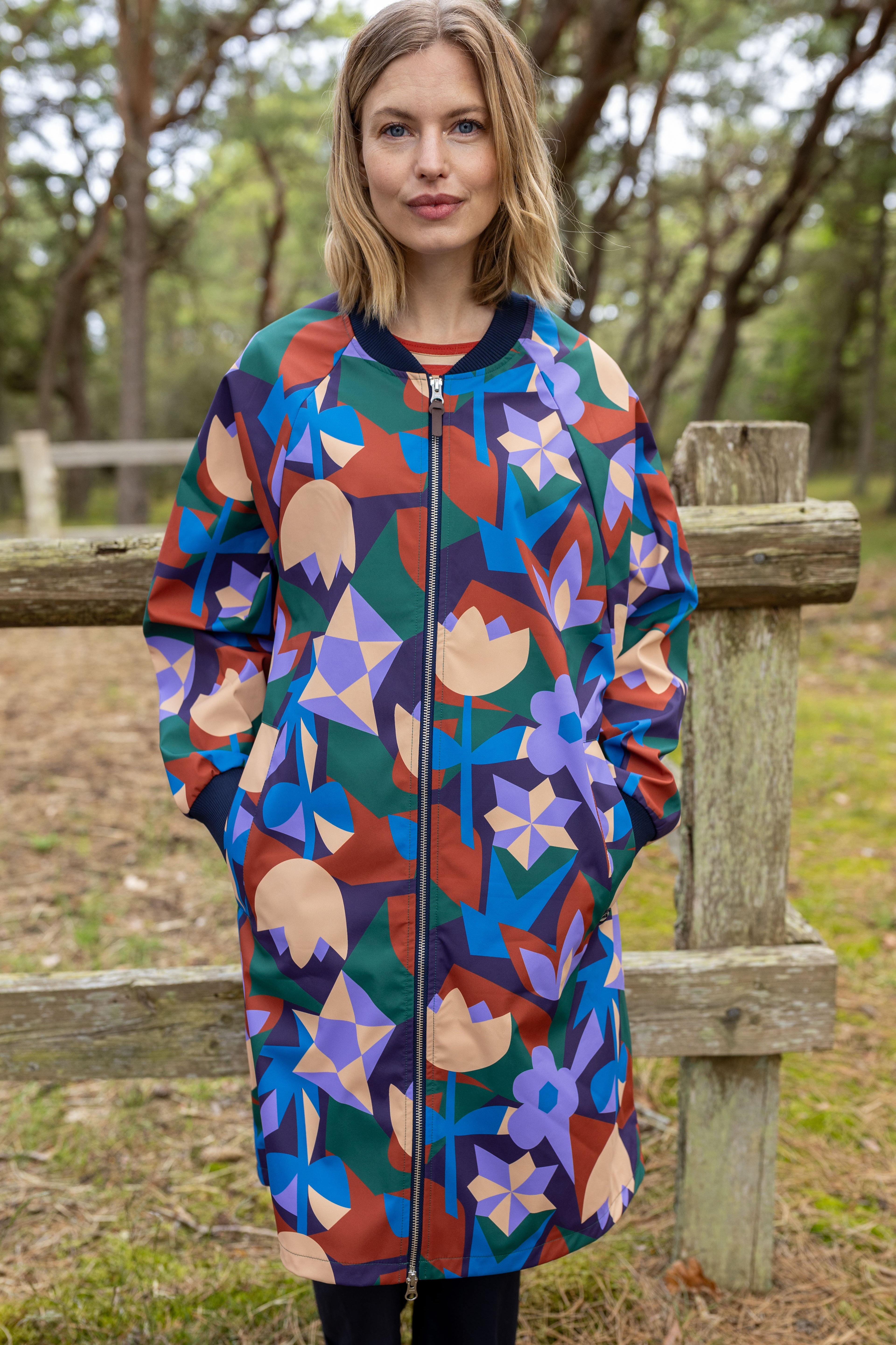 Praktisk mønstret jakke i fantastisk farverigt design til kvinder.