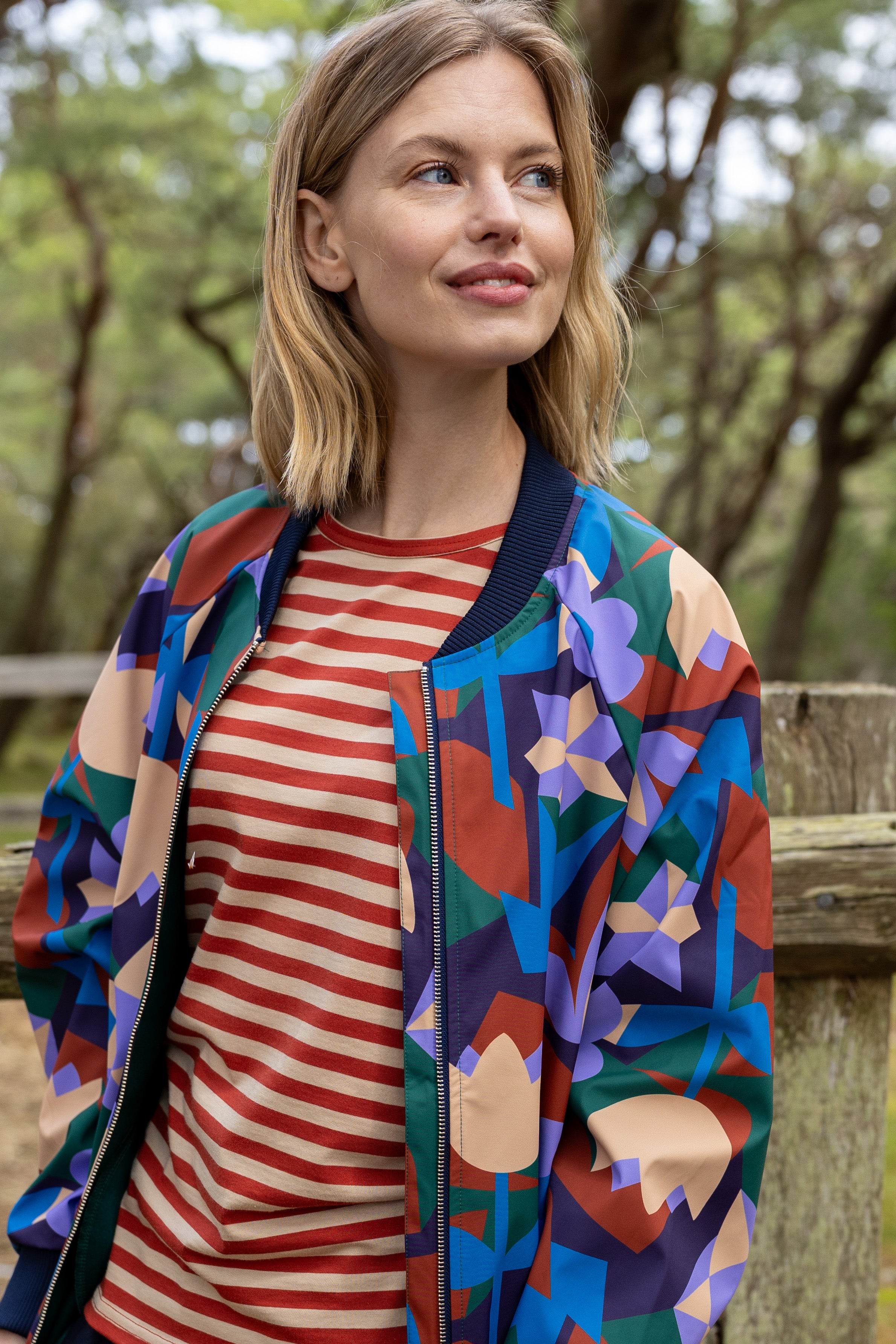 Praktisk mønstret jakke i fantastisk farverigt design til kvinder
