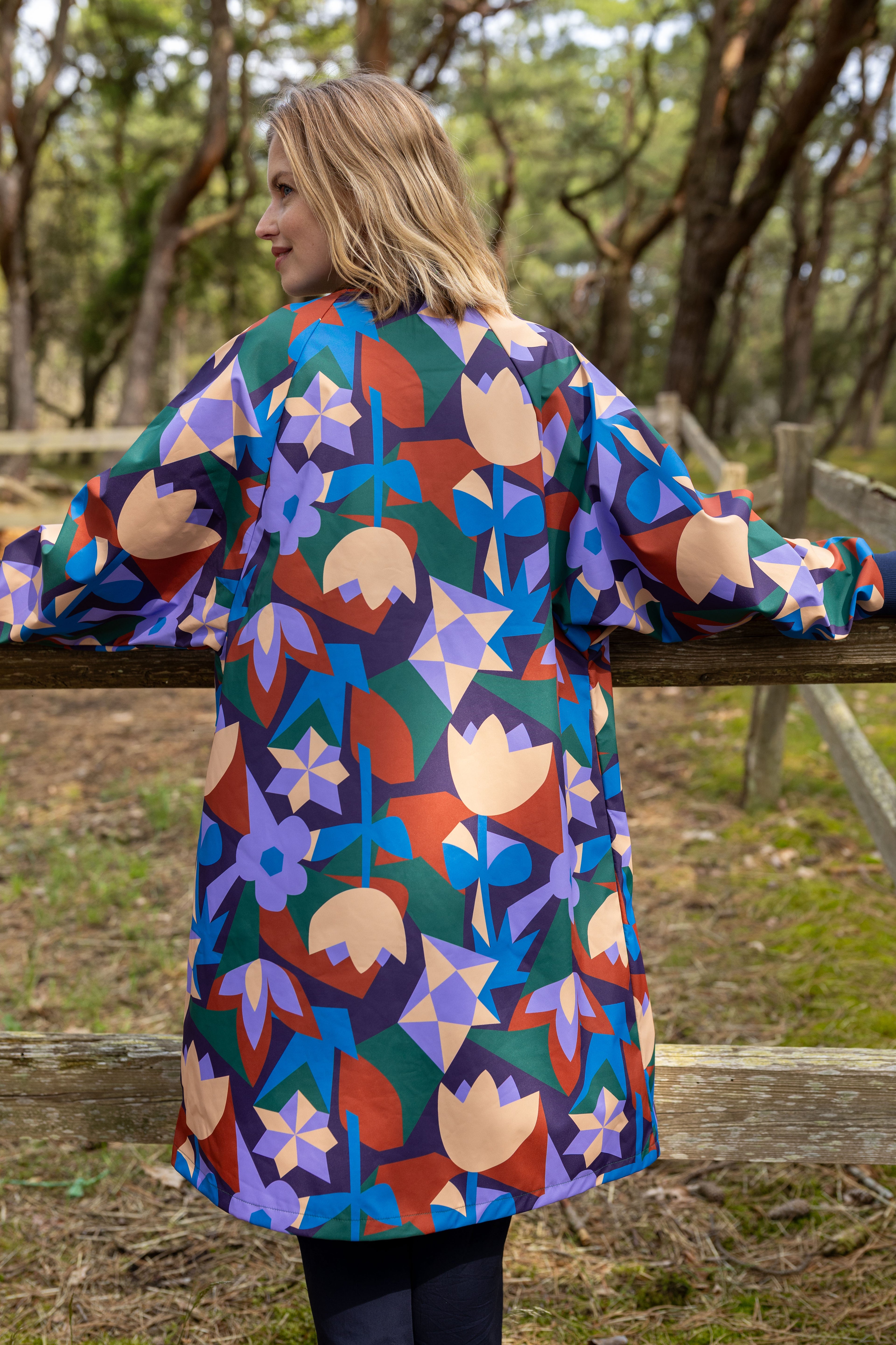 Praktisk mønstret jakke i fantastisk farverigt design til kvinder