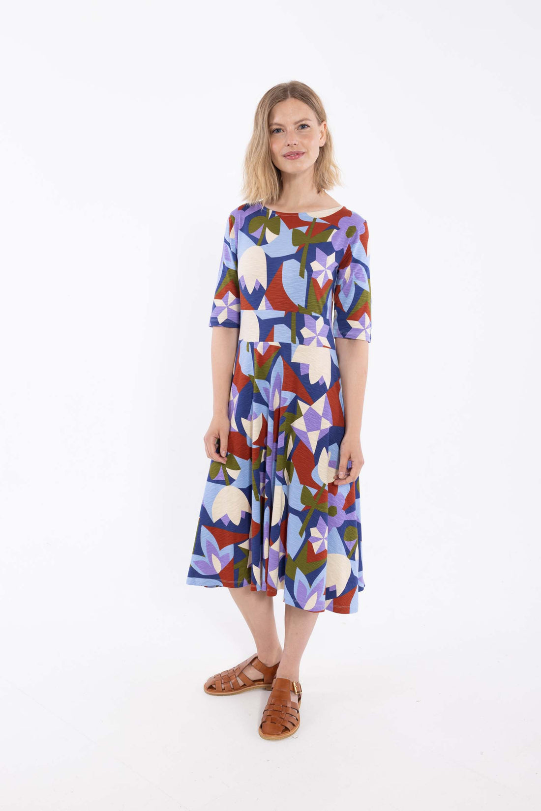 Flot kjole i farverigt mønster og økologisk bomuldsblanding til kvinder