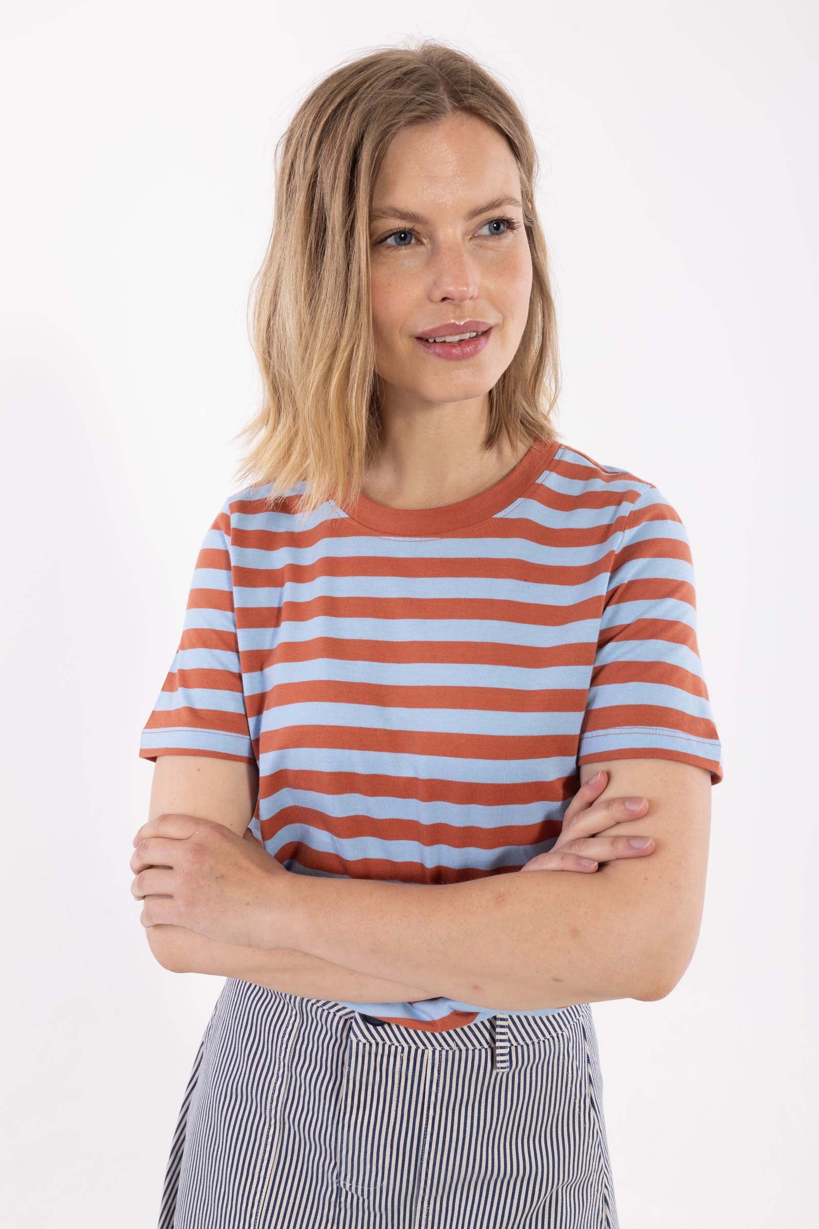 Smart t-shirt med rund hals og striber i lyseblå og orangebrun til kvinder