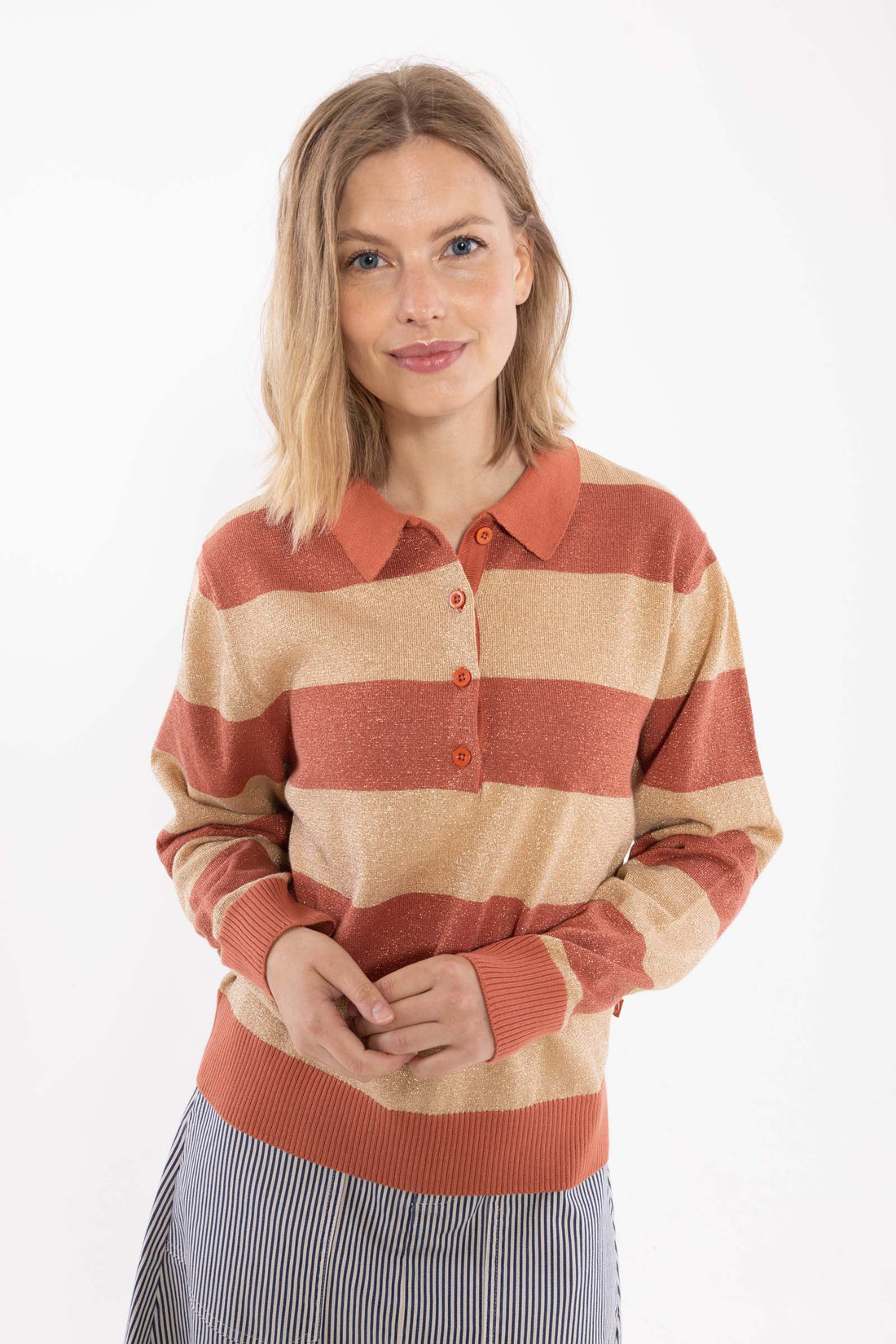 Flot stribet sweater med glitter, krave og knapper til kvinder fra Danefæ