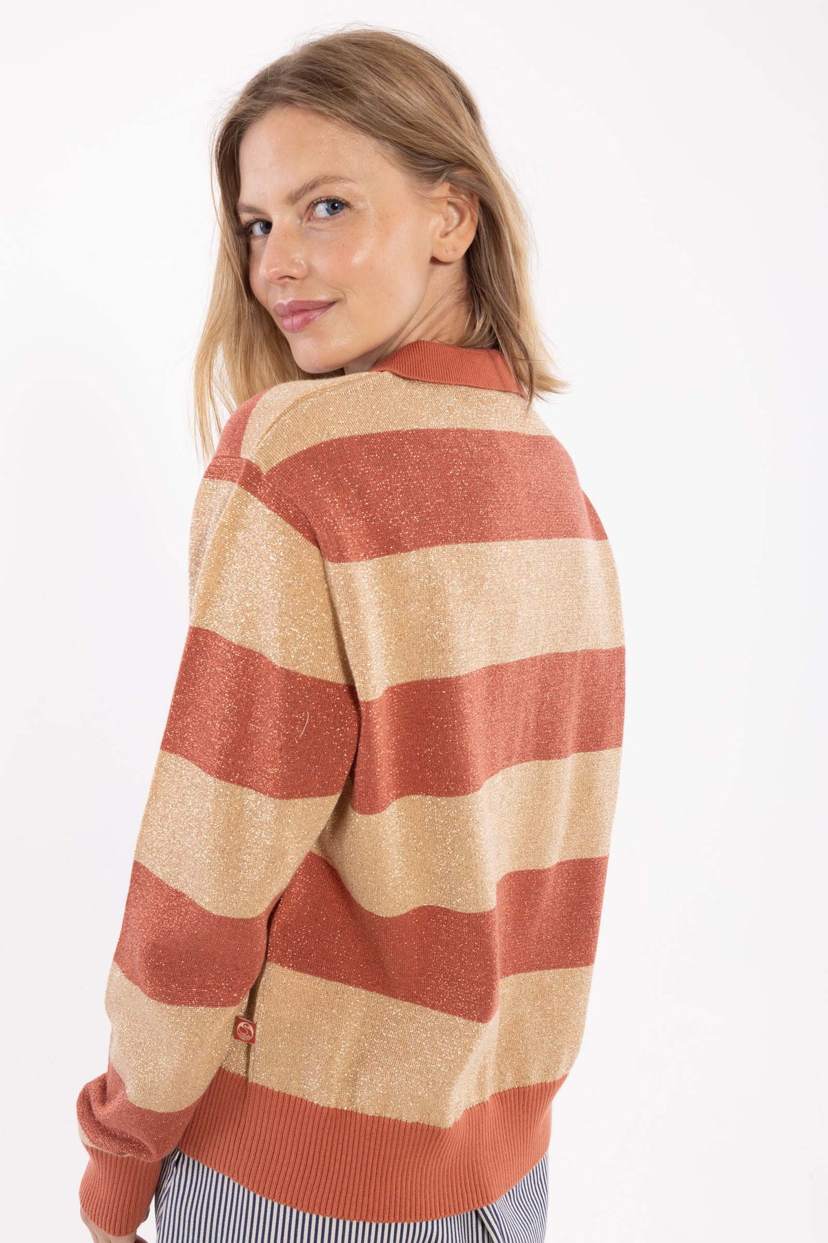 Flot stribet sweater med glitter, krave og knapper til kvinder fra Danefæ